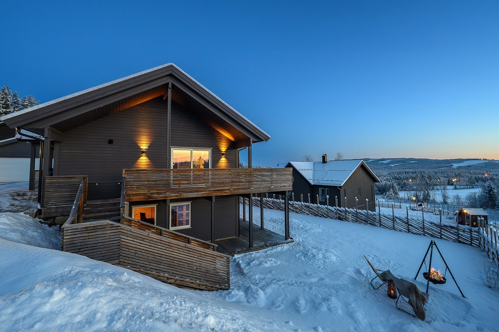 Eiendommen har flere uteplasser, inkludert en stor veranda og markterrasse. Galleribilde