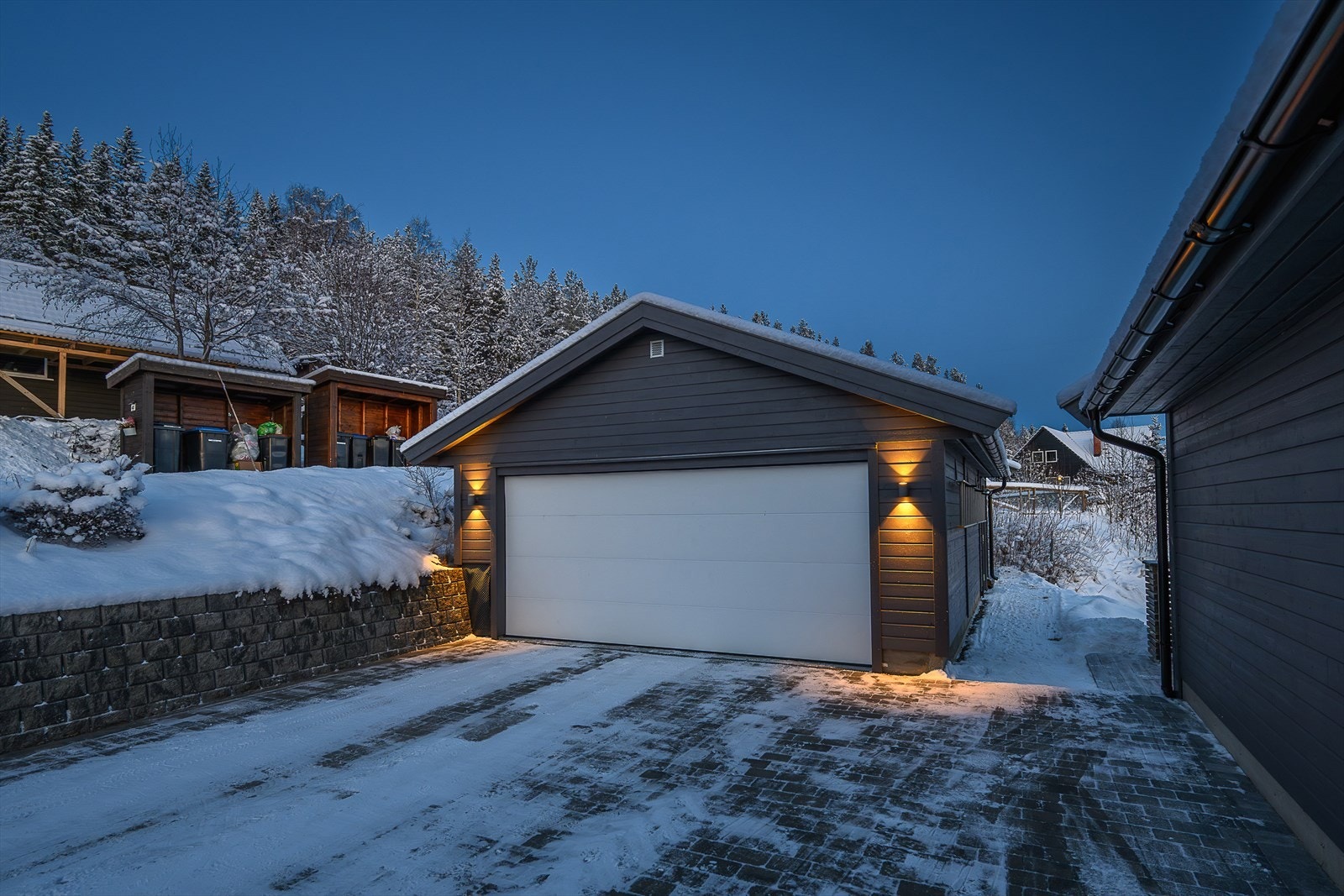 Til eiendommen hører en romslig, frittstående garasje. Galleribilde