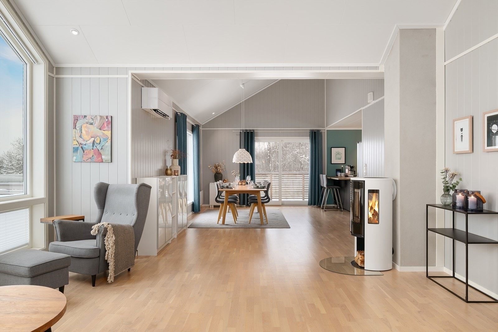 Den sentralt plasserte peisovnen gir både god varme og skaper hyggelig stemning i den kalde årstiden. Galleribilde