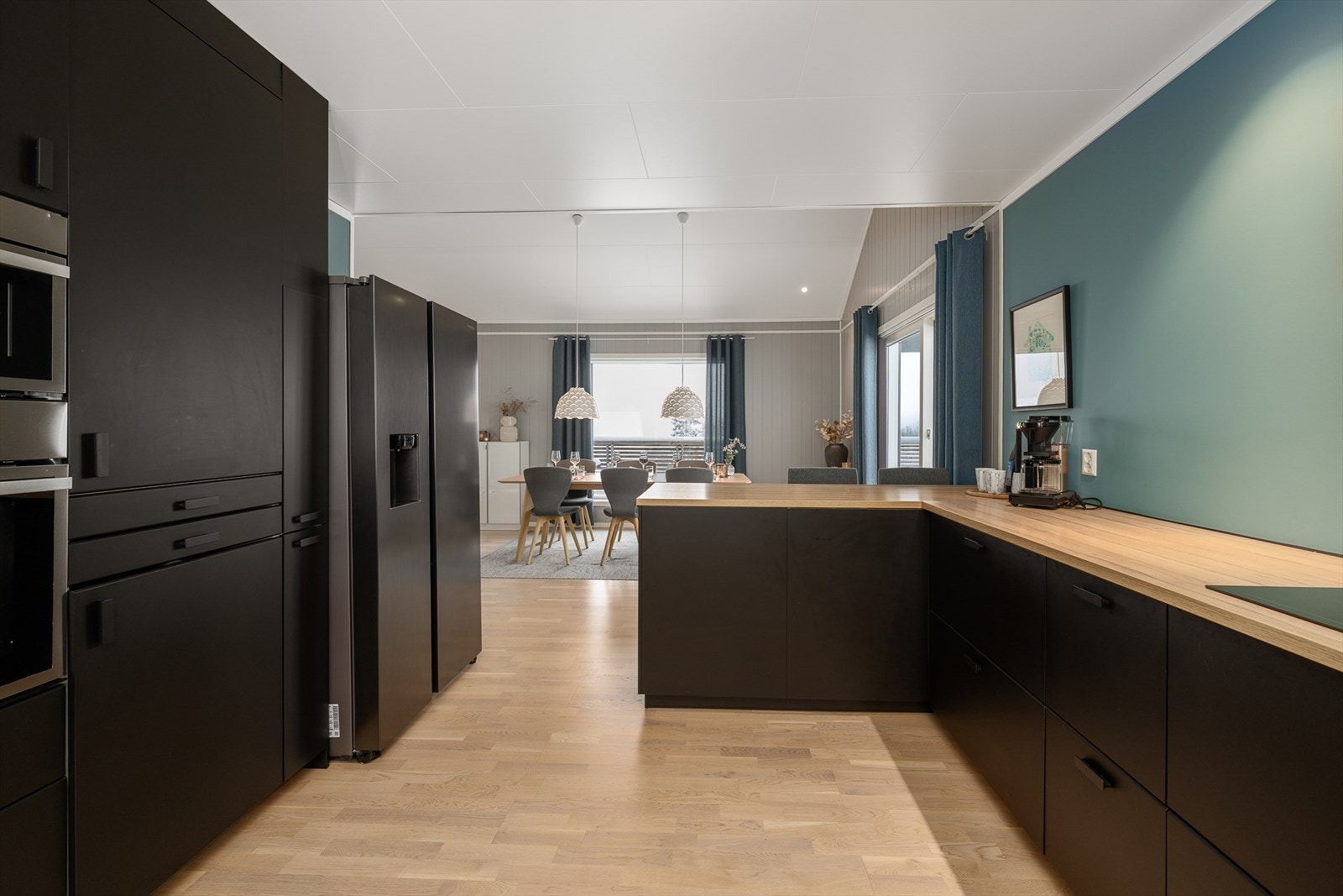 En sosial og åpen løsning mellom kjøkkenet og spiseplassen er hyggelig både til hverdag og fest. Galleribilde