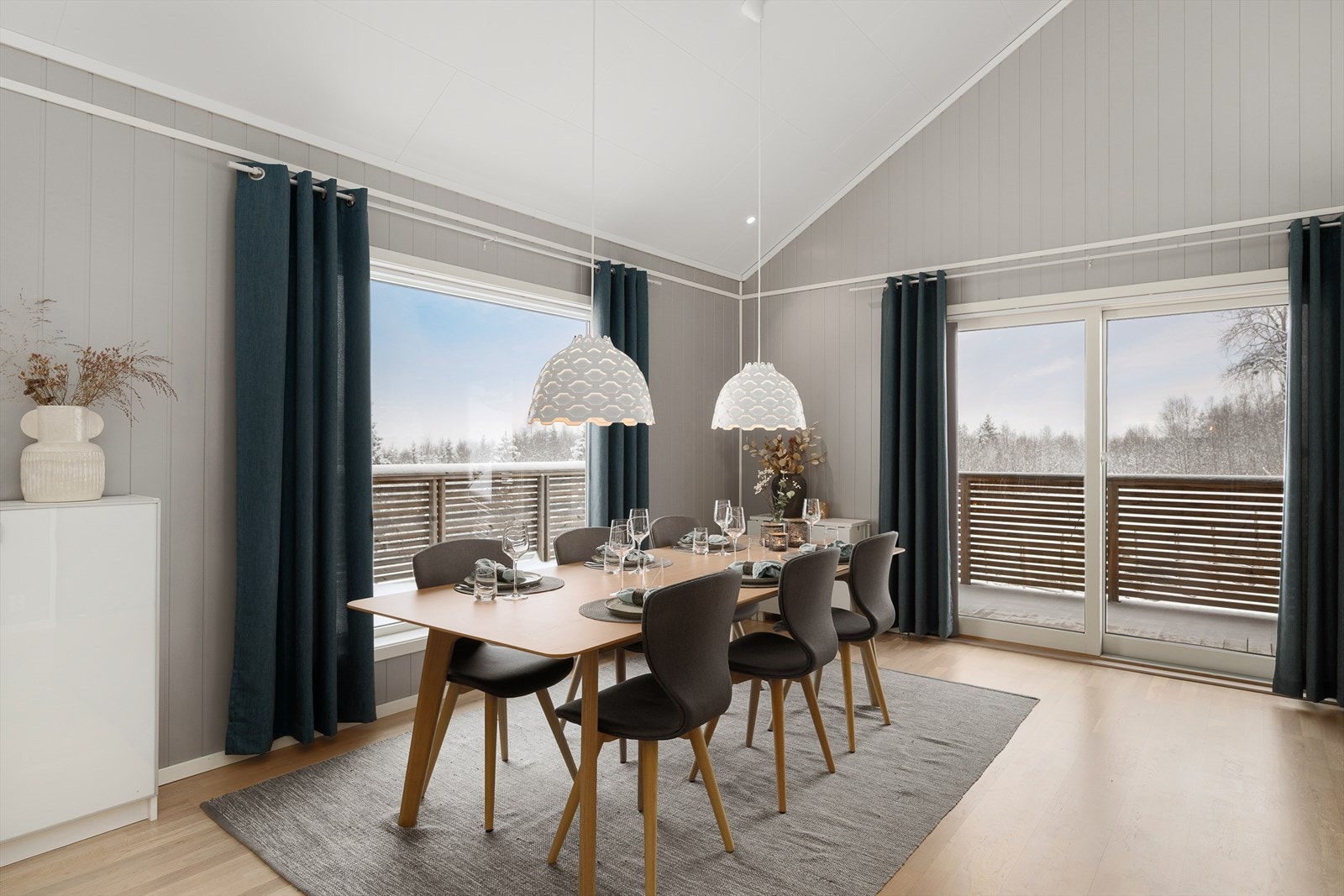 Store vinduer og skyvedør til balkongen gir spisestuen en lys og åpen følelse. Galleribilde