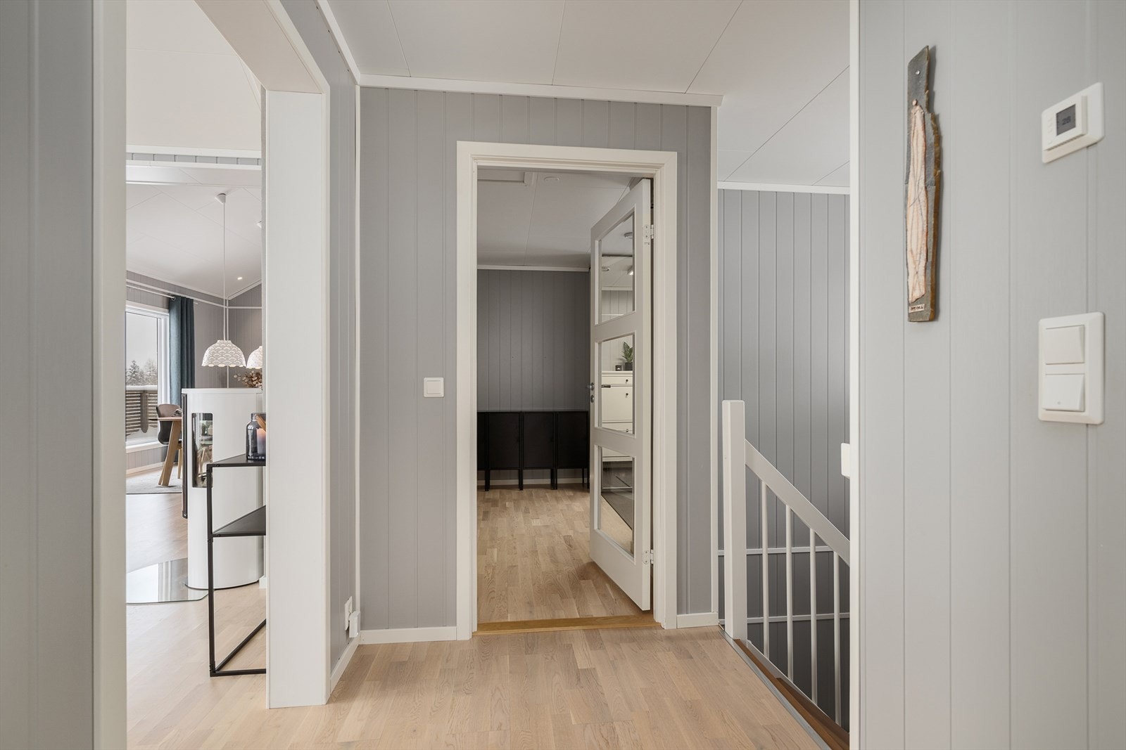 Fra gangen i andre etasje er det adkomst til stue, soverom og bad. Galleribilde