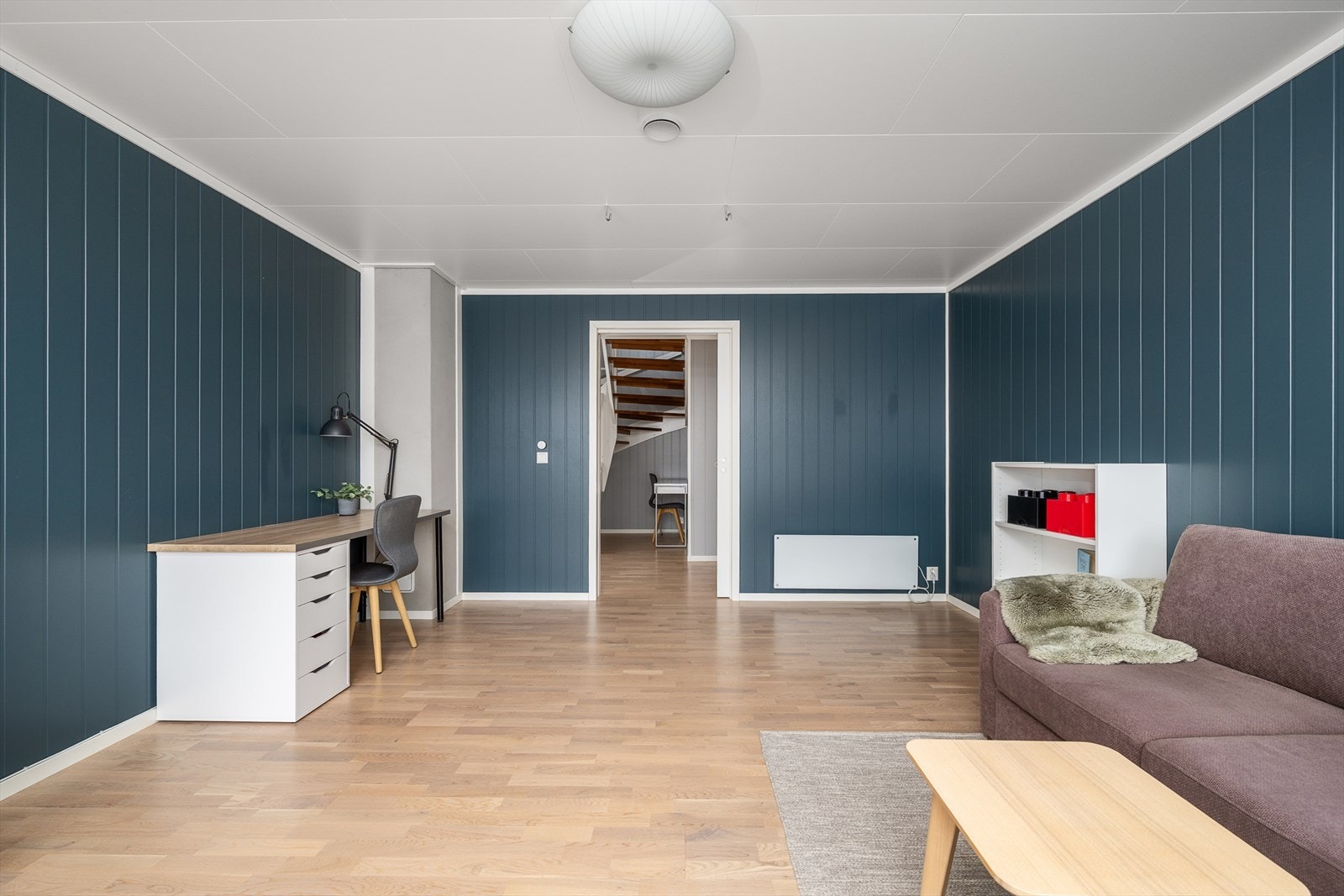 Stuen i første etasje gir ekstra plass for lek, hobbyer eller en egen sone barna i huset. Galleribilde