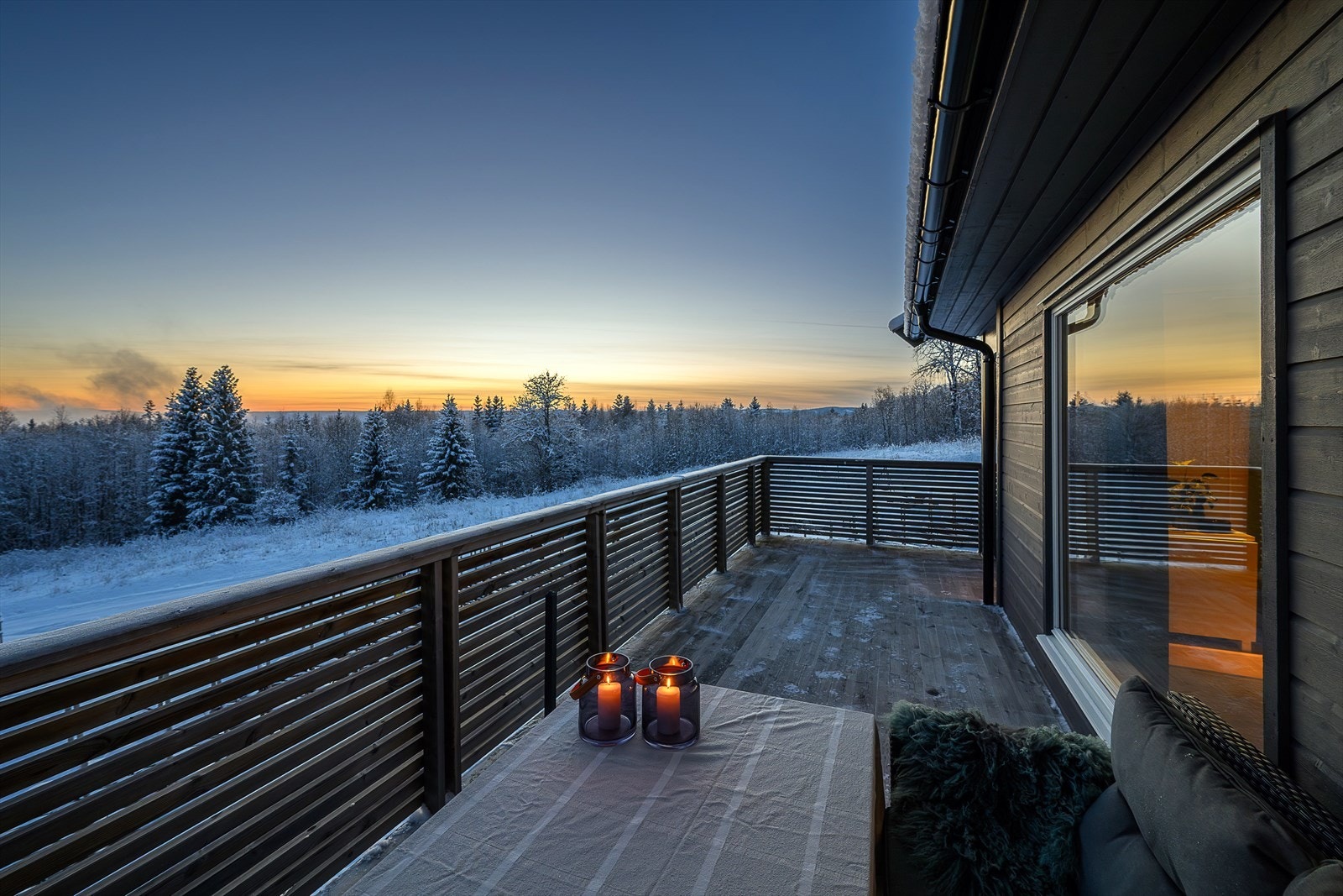 Romslig terrasse der utsikten kan nytes. Boligen har fine uteområder der hele familien kan boltre seg. Galleribilde