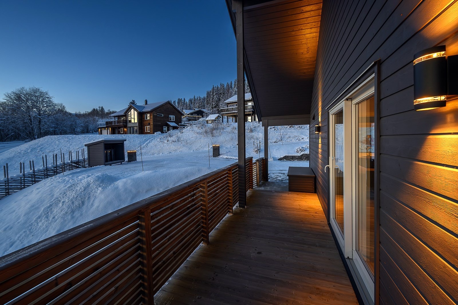 God belysning på fasaden og langs uteområdene. Galleribilde