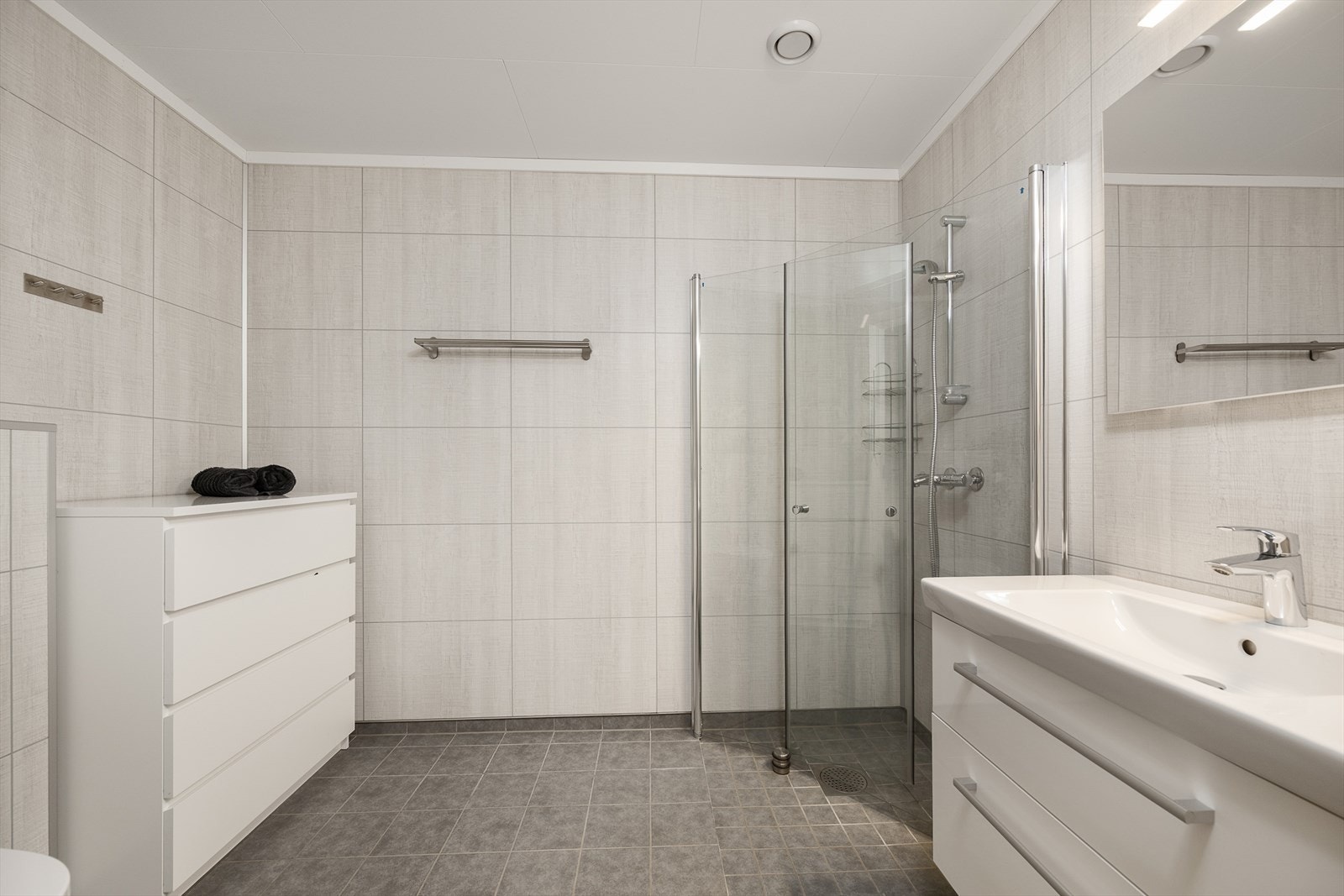 Boligen har to funksjonelle og tidløse bad, ett i hver etasje. Galleribilde