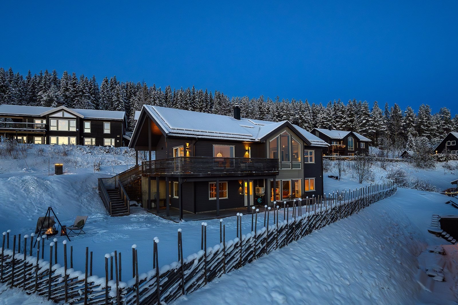 Tomten er delvis inngjerdet. Dette gir en fin hage velegnet for barns lek eller for å dyrke hageinteresse. Muligheter for å etablere fine soner rundt på tomta. Galleribilde