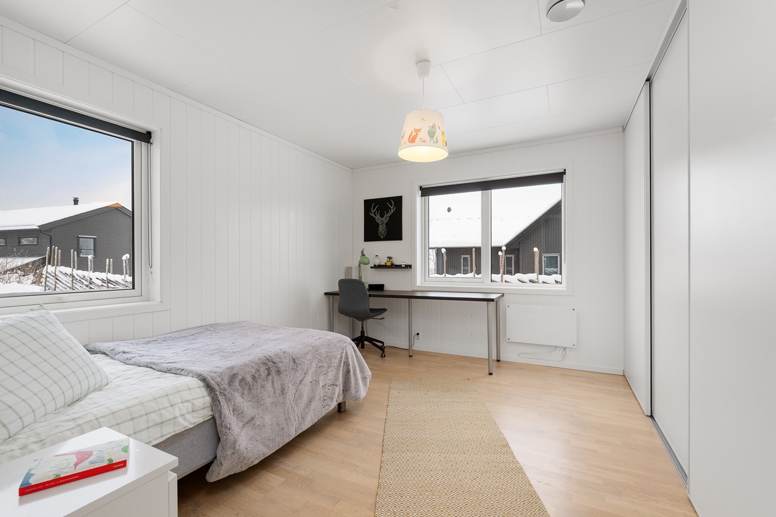 Soverom med god plass til både seng, skrivepult og garderobeløsning. Galleribilde