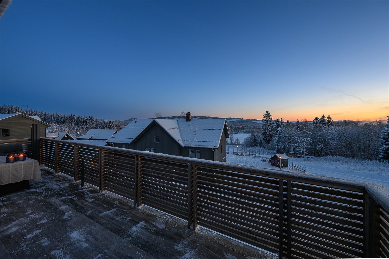 Eiendommen ligger i et etablert område. Vinterstid er det bl. a lett tilgang på skiløyper og andre uteaktiviteter. Kort vei til Birkebeiner skistadion. Tett på marka. Galleribilde