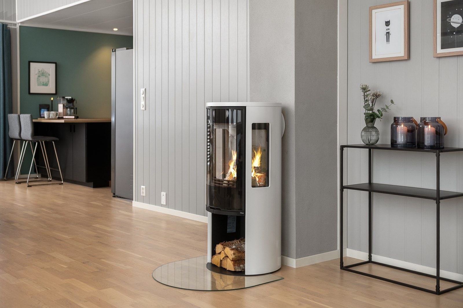 Peisovnen er plassert mellom stue og spisestue, og kan nytes fra begge soner. Galleribilde