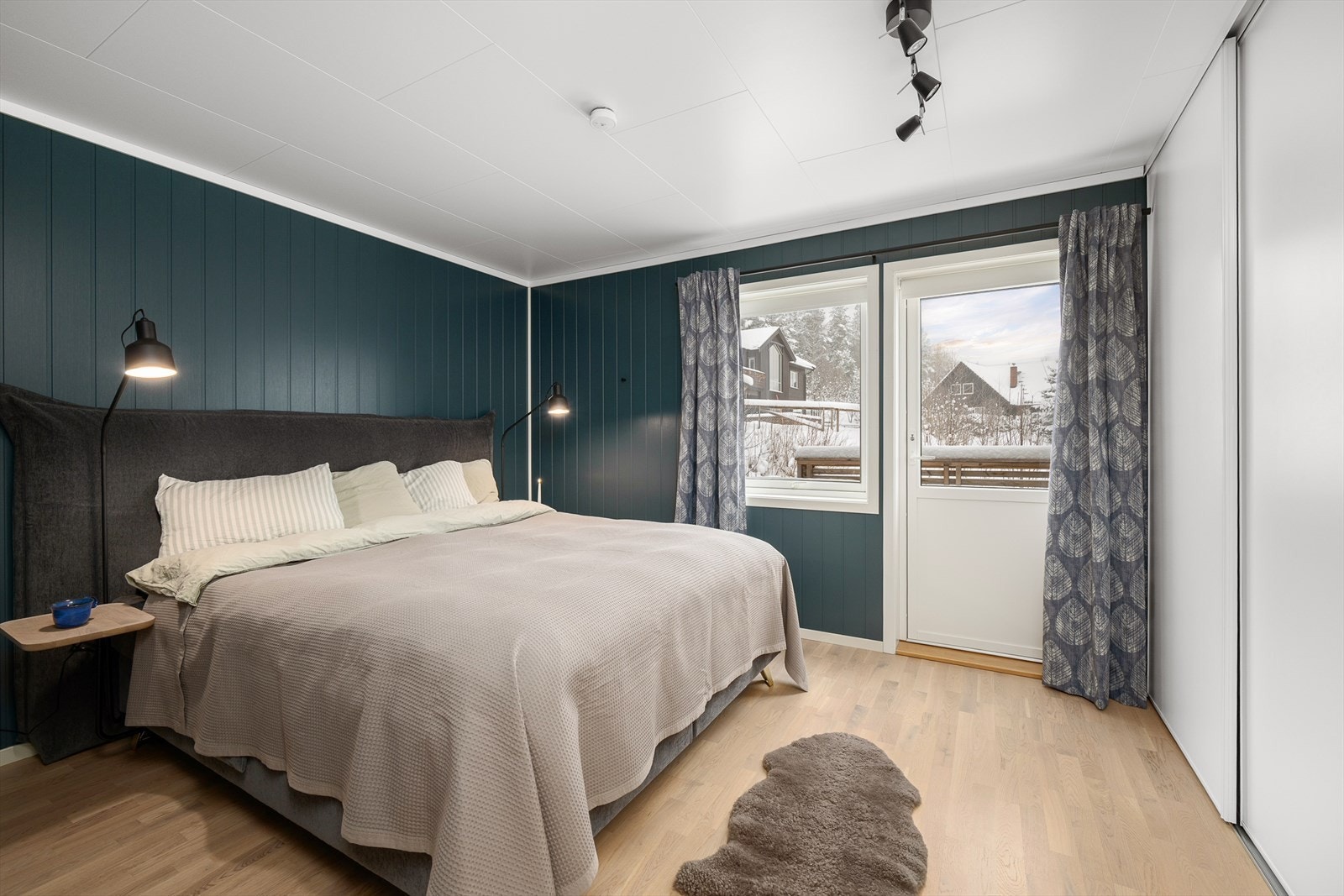 Hovedsoverommet er romslig og har egen utgang til uteområdet. Galleribilde