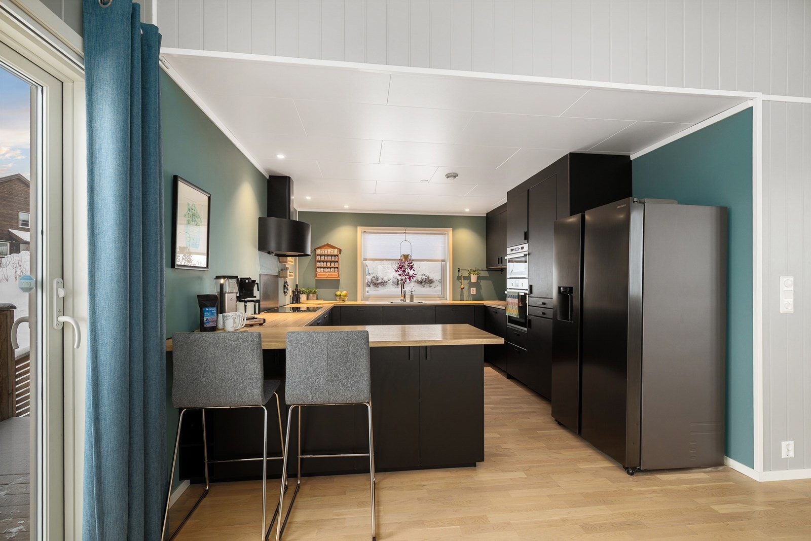 Kjøkkenet har en praktisk halvøy med plass til 2 barstoler gir ekstra benkeplass. Galleribilde