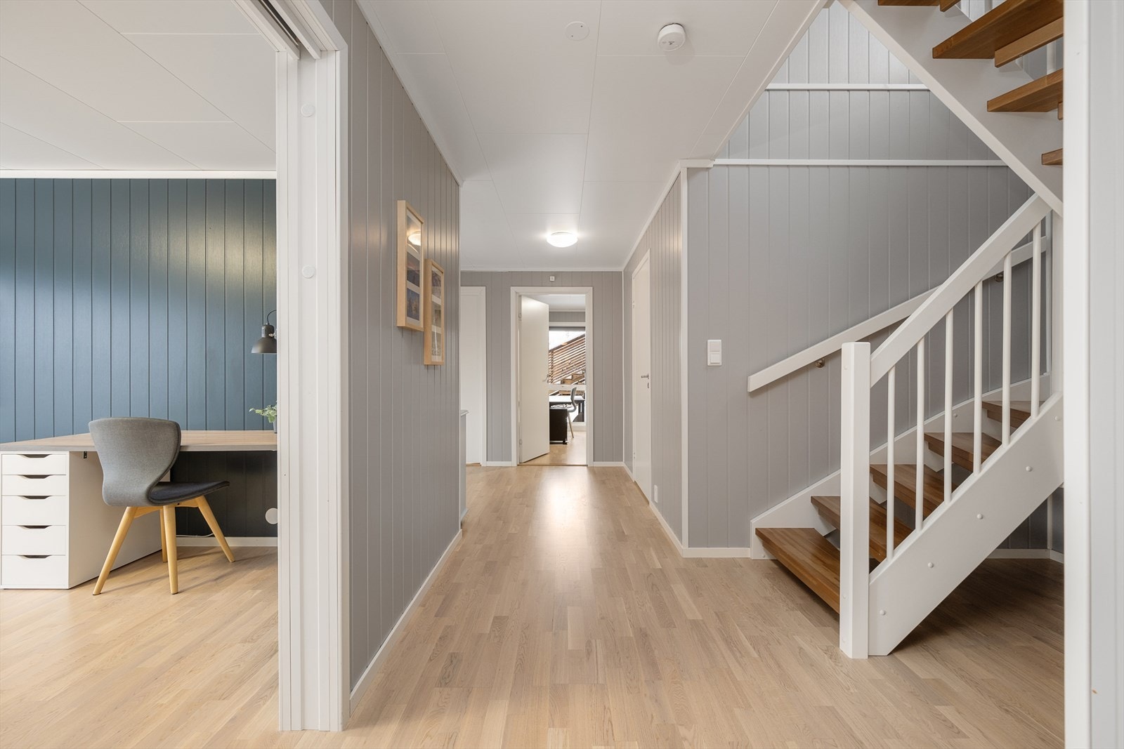 Hallen i første etasje binder sammen soverommene, badet og stuen. Galleribilde