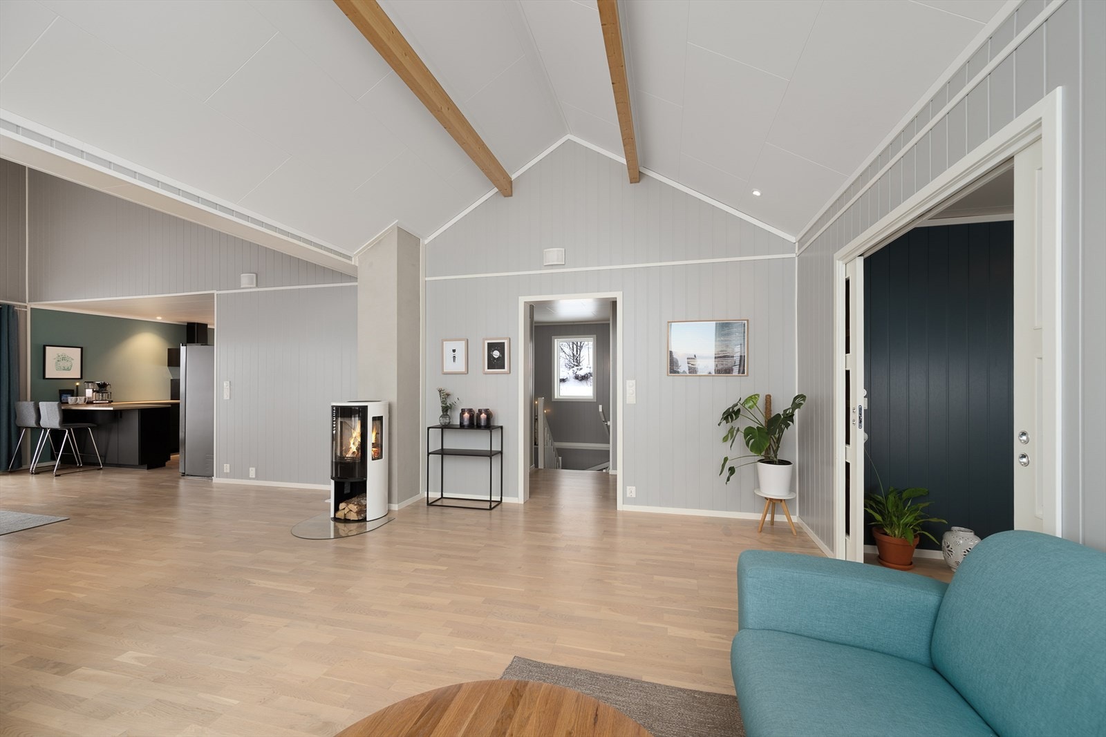 Gjennomgående materialvalg og en helhetlig fargepalett skaper en fin harmoni i boligen. Tidløst. Galleribilde