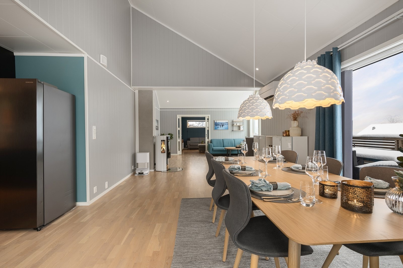 Spisestuen er et naturlig samlingspunkt med god plass til et stort spisebord. Fin kontakt mellom kjøkken og spiseplassen.. Galleribilde