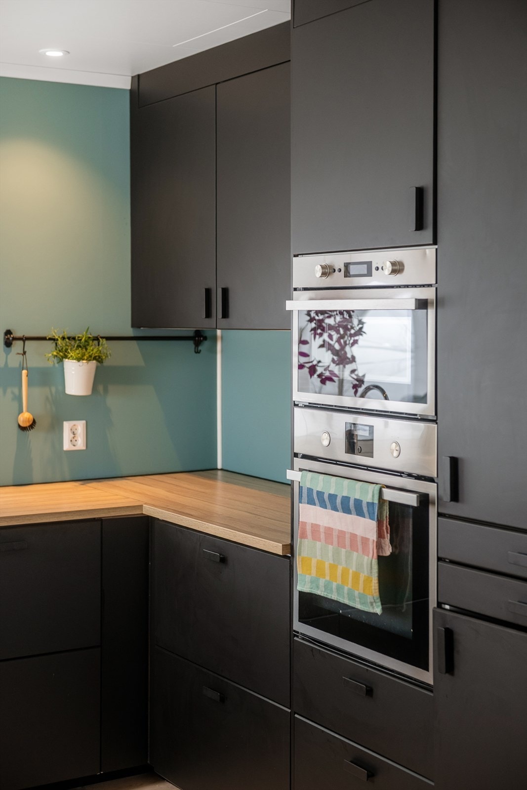 Høyskap med integrerte stekeovn og mikrobølgeovn. Galleribilde