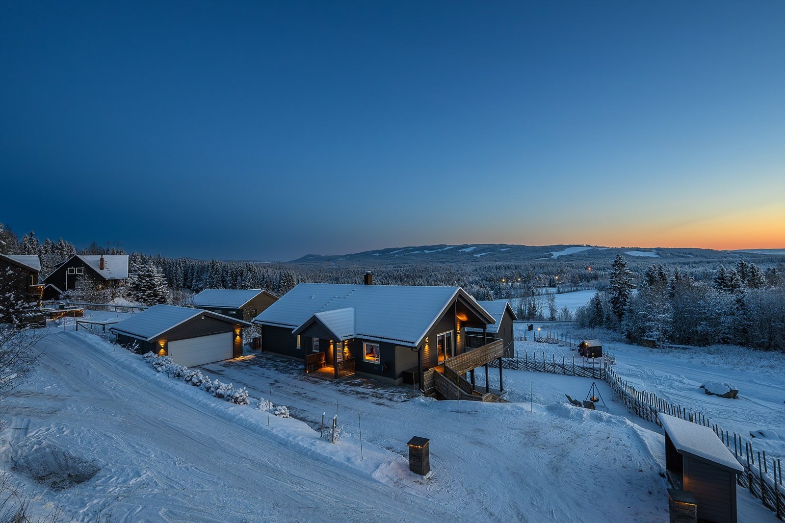 Høyt og fritt beliggende bolig med fin utsikt og gode solforhold. Galleribilde