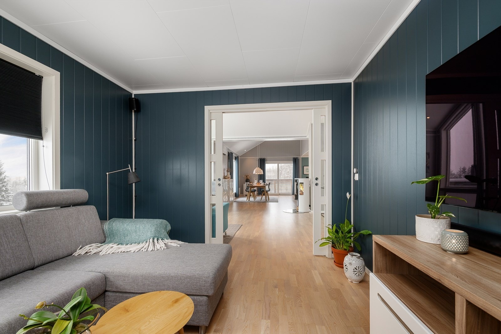 Døren med glassfelt mellom TV-stuen og hovedstuen gir en fin forbindelse mellom rommene. Galleribilde