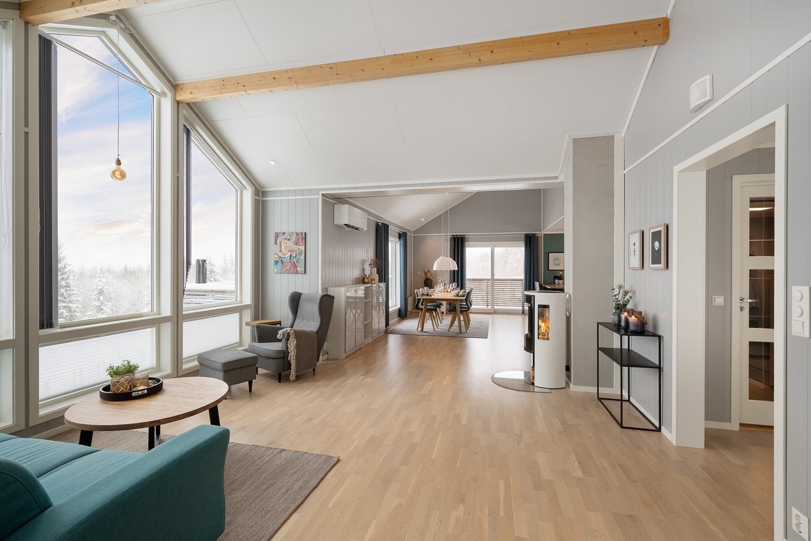 En åpen og sosial planløsning binder sammen stue, spisestue og kjøkken. Galleribilde