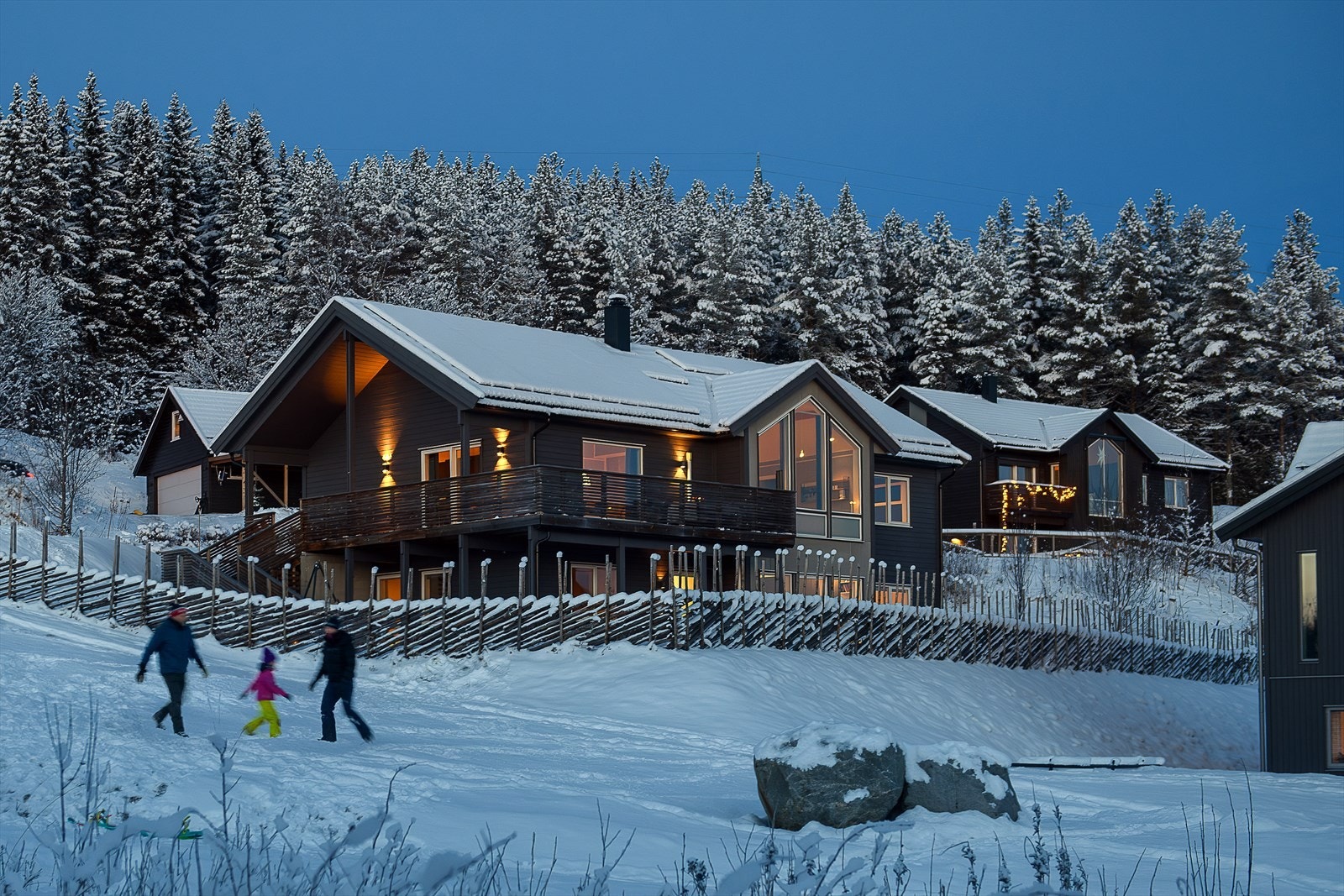 Eiendommen ligger i et trygt og barnevennlig nabolag med umiddelbar nærhet til naturen samtidig som du er tett på byen. Galleribilde