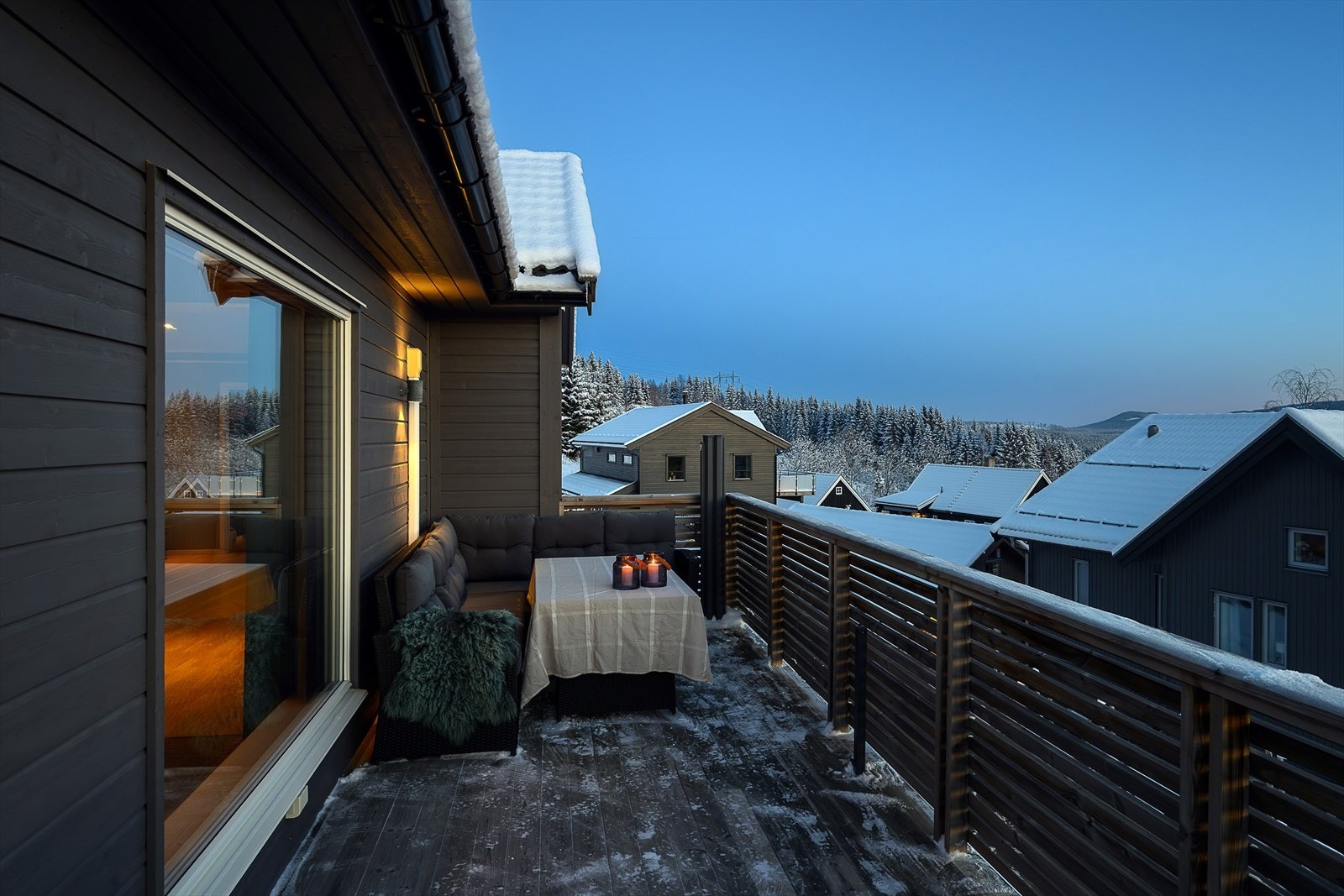 Verandaen har god plass til en komfortabel sittegruppe. Galleribilde