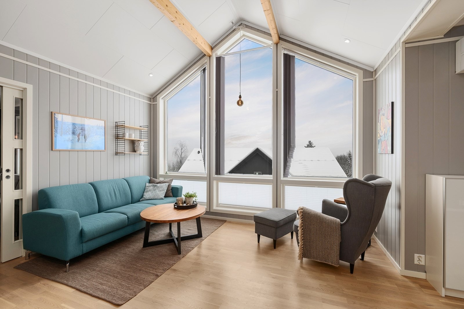 Stuen er romslig og gir god plass til flere sittegrupper. Galleribilde