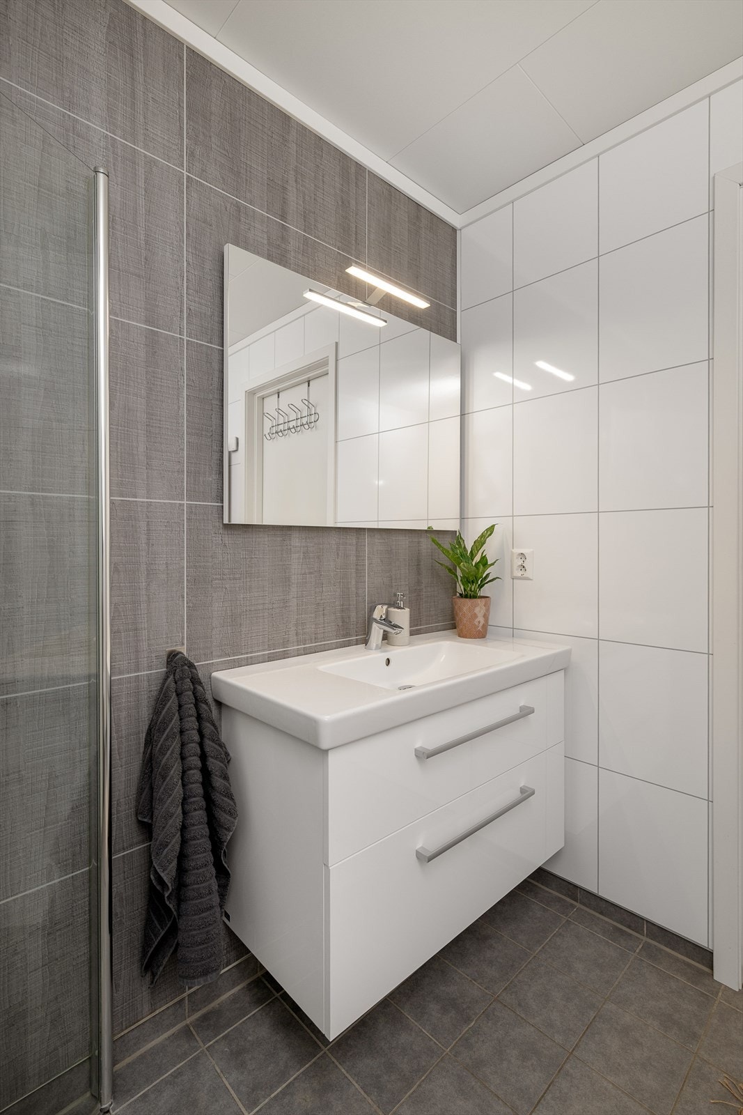 Baderomsinnredning med gode oppbevaringsmuligheter i skuffer. Galleribilde