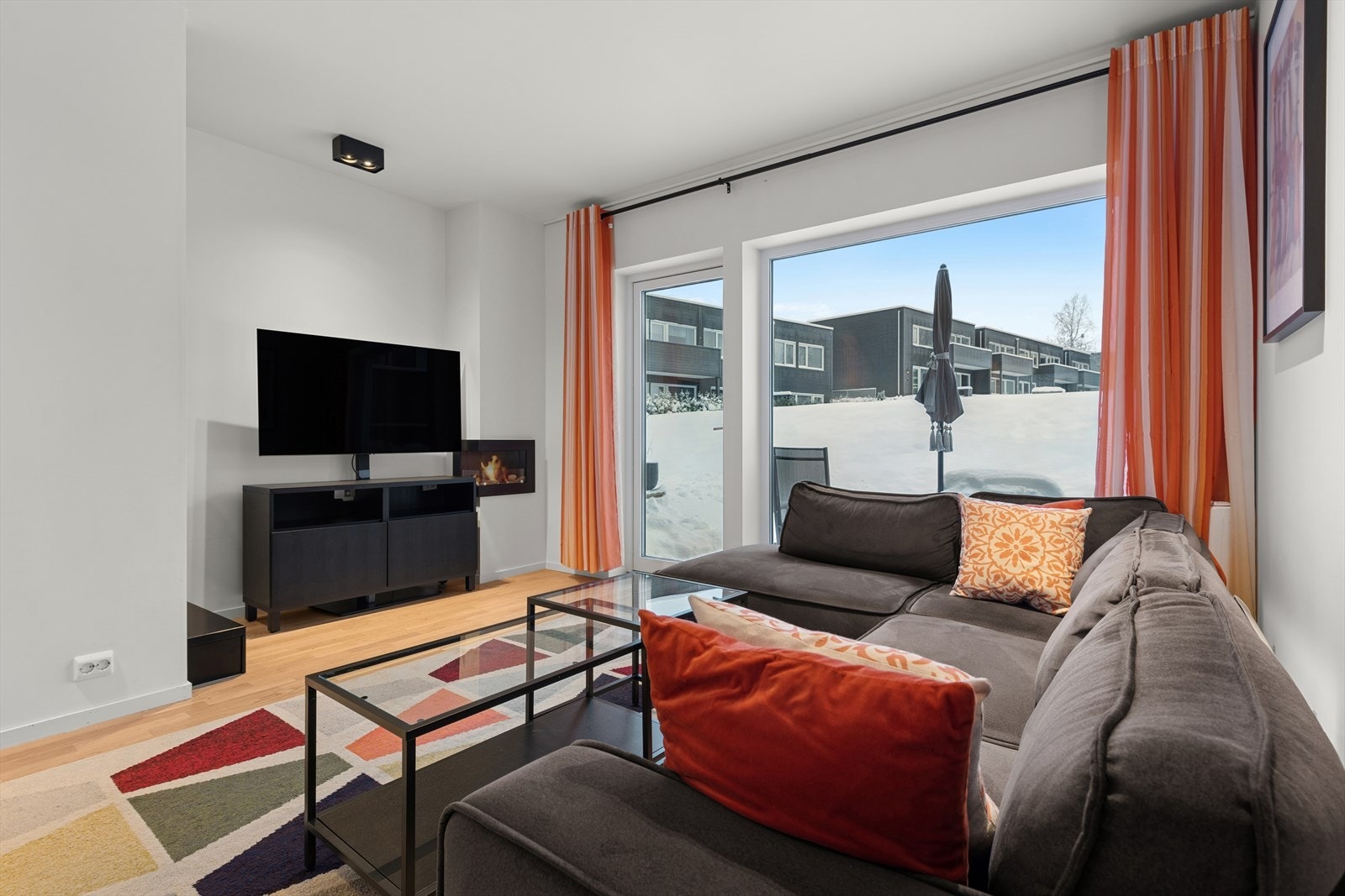 Koselig sofakrok med plass til stor sofa. Biopeis i stuen gir varme og hygge til kalde dager. Galleribilde