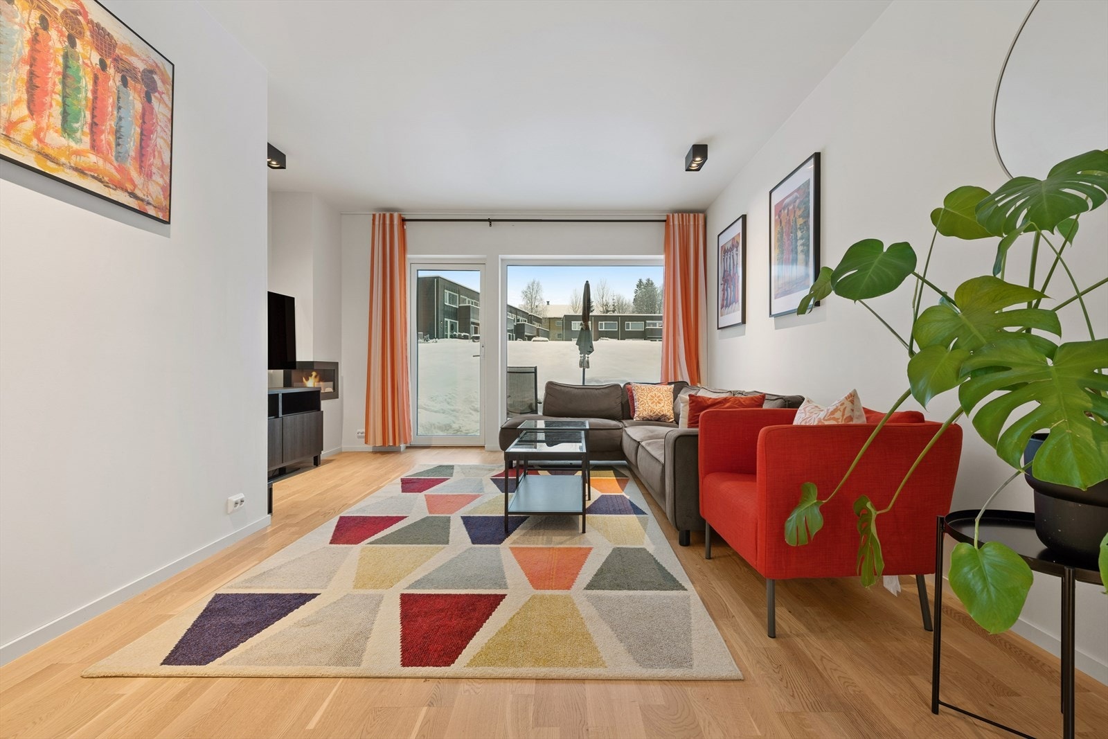 Pent parkettgulv og slette malte vegger gir et morderne og klassisk utrykk. Galleribilde