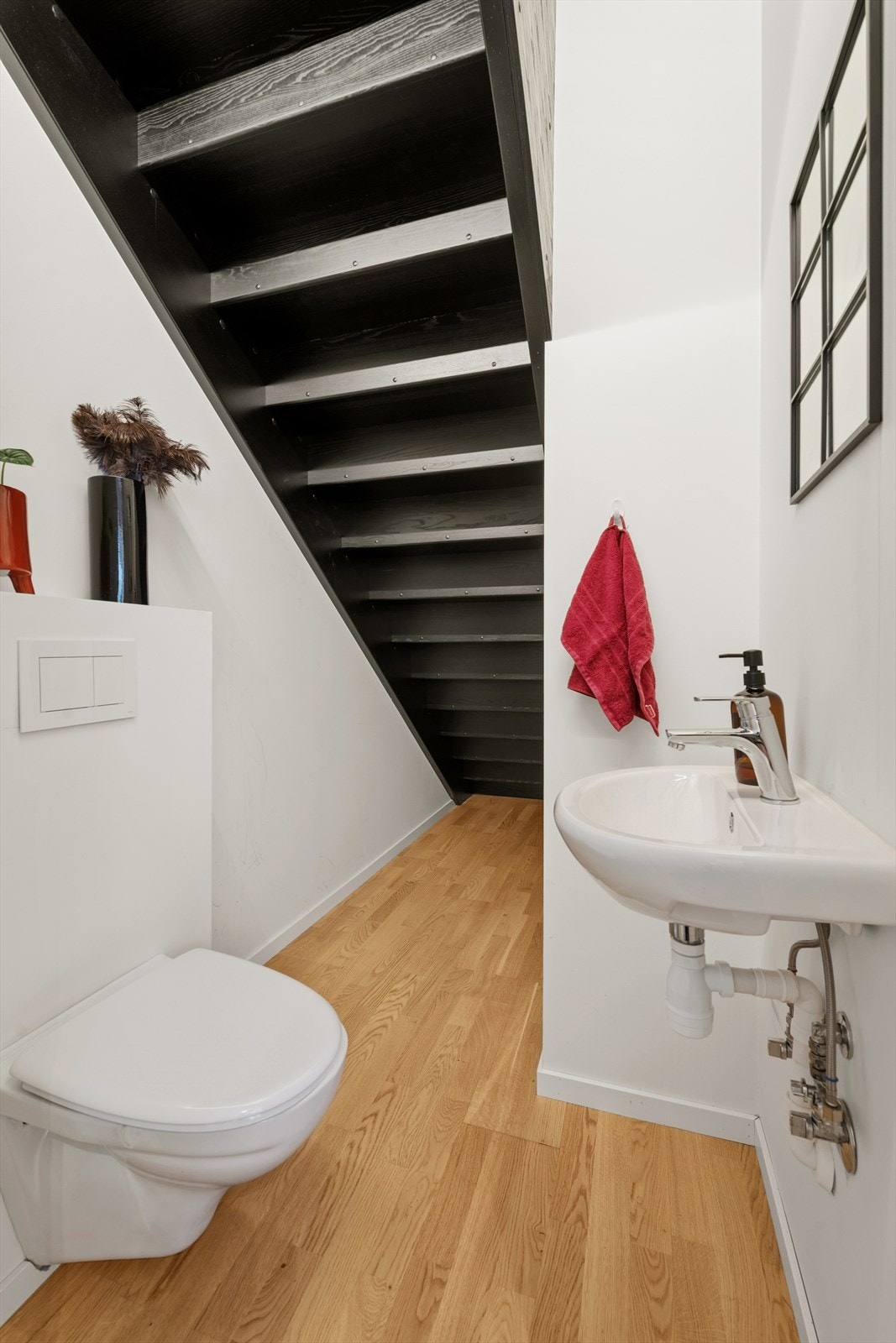 Toalettrom i 1.etasje med vegghengt toalett og porselenservant. Galleribilde