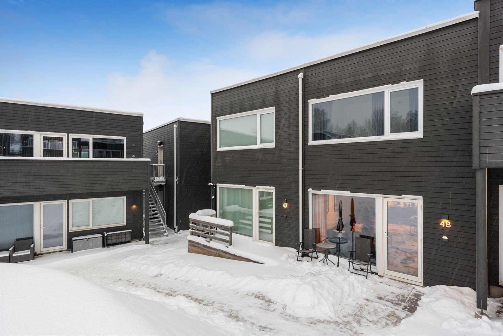 Uteplassen er på ca. 10 m2 og har plass til diverse utemøbler. Galleribilde