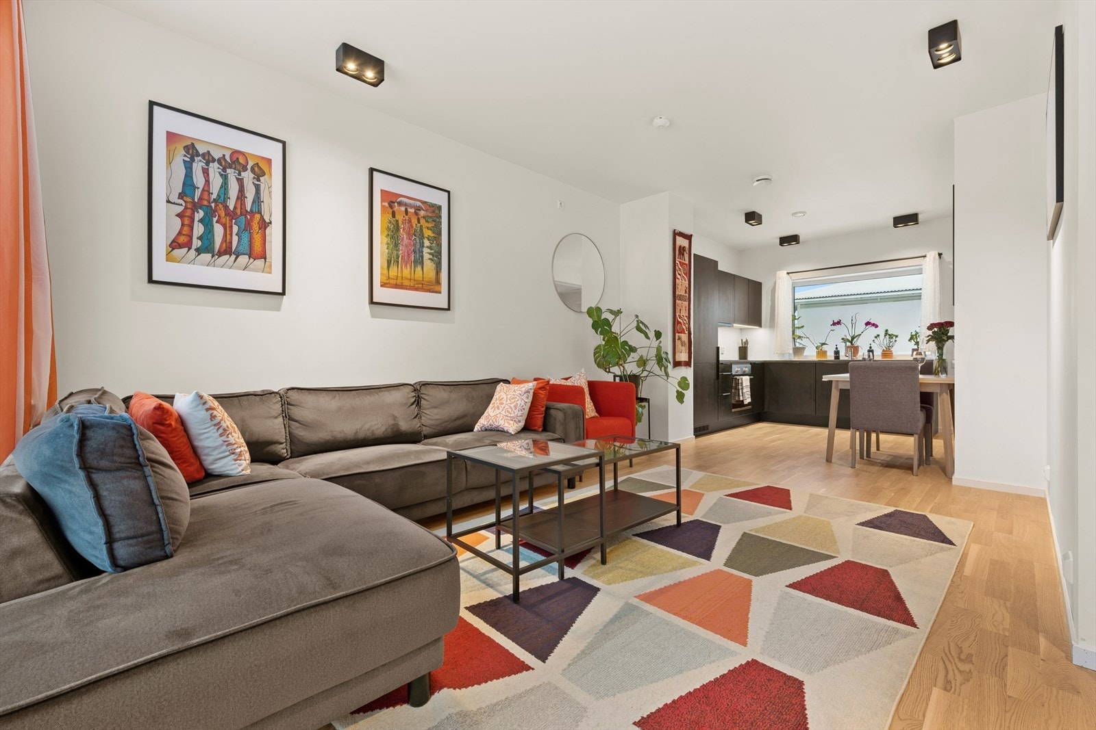 Stue og kjøkken er i praktisk åpen løsning. Galleribilde