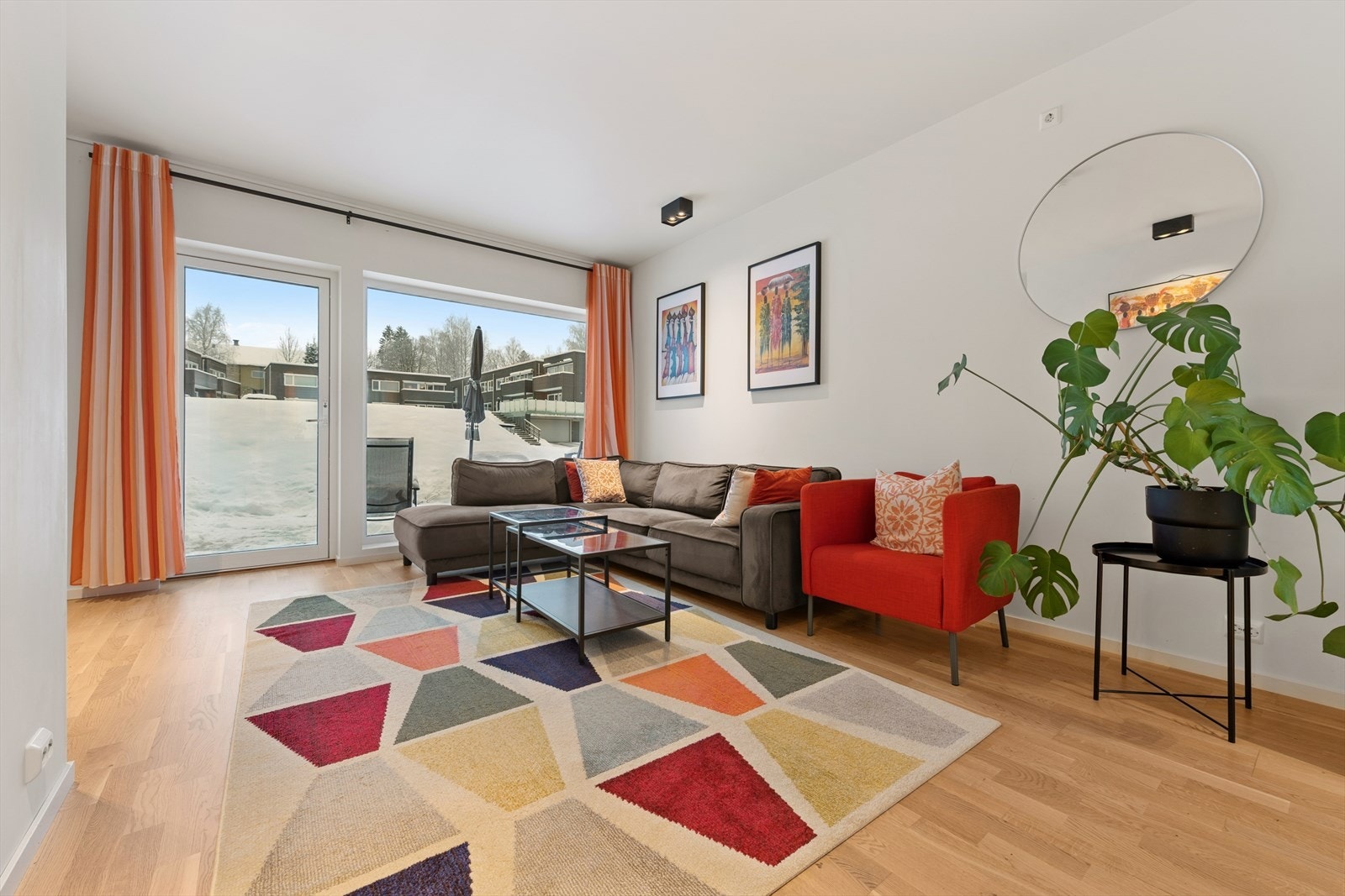 Stuen er lys og romslig med store vindusflater som slipper inn rikelig med naturlig lys. Rommet har god plass til både sofagruppe og mediemøbler, og fremstår som et naturlig samlingspunkt i boligen. Galleribilde