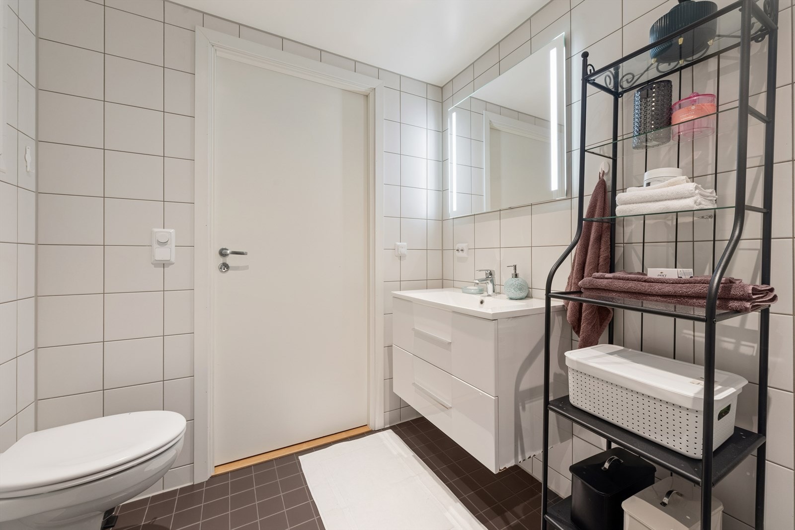 Baderommet har vegghengt toalett og servant med skuffeinnredning. Galleribilde