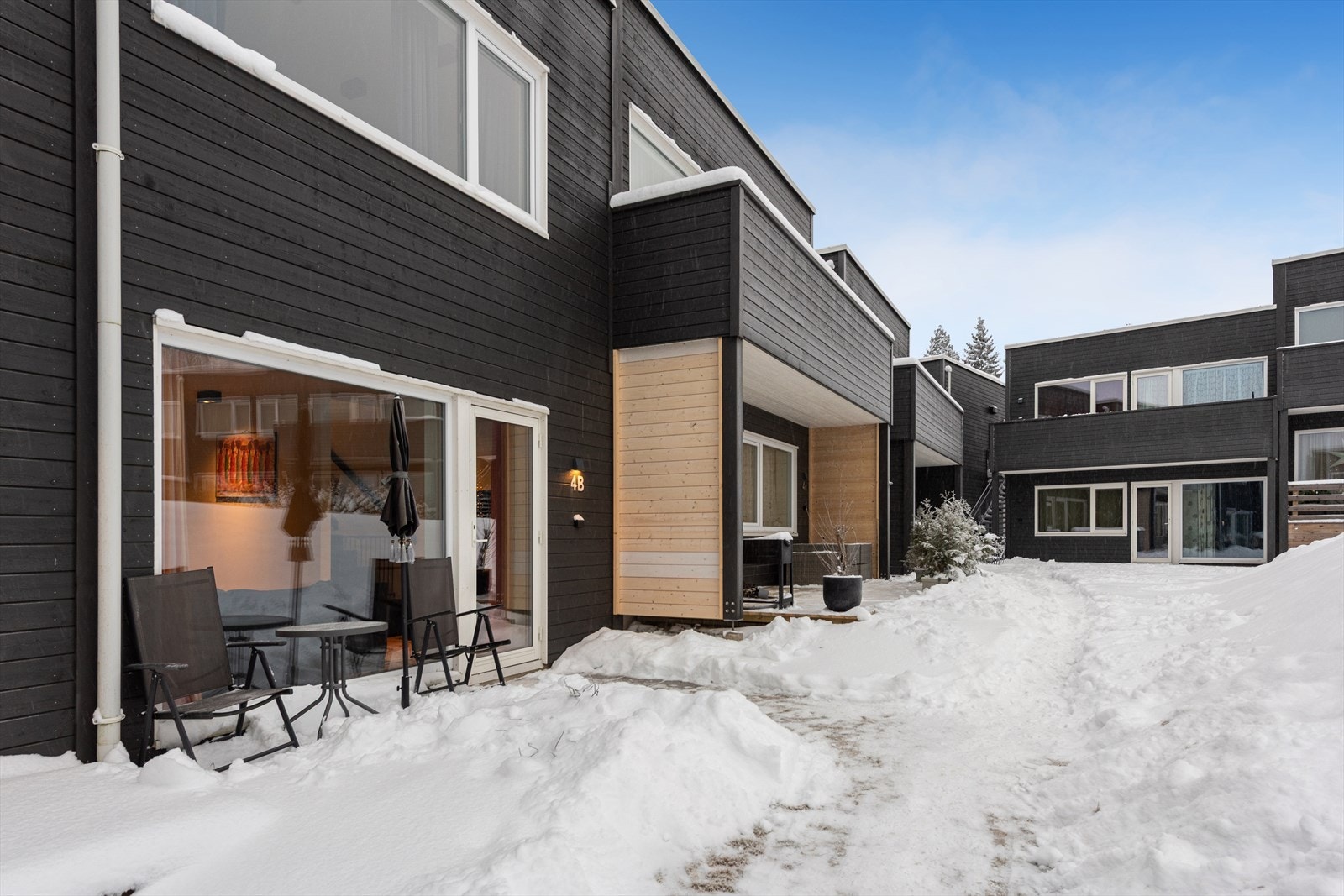 Fra stuen er det utgang til en hyggelig markterrasse på ca. 10 m², belagt med betongheller. Terrassen har god plass til utemøbler og grill, og fungerer som en naturlig forlengelse av stuen i sommerhalvåret. Galleribilde