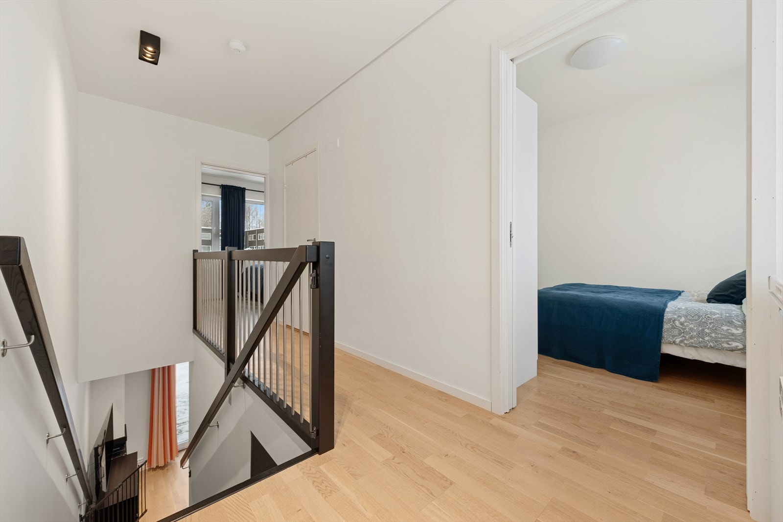 Skyvedører inn til soverommene gir fleksibel bruk av rommene. Galleribilde