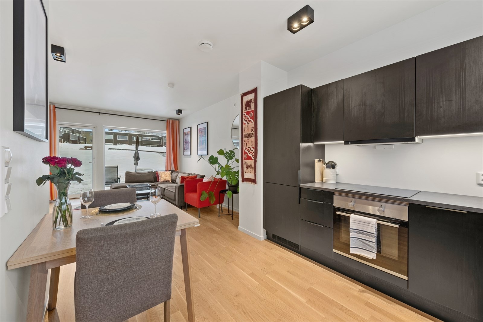 Åpen planløsning mellom kjøkken og stue gir en romslig følelse. Galleribilde