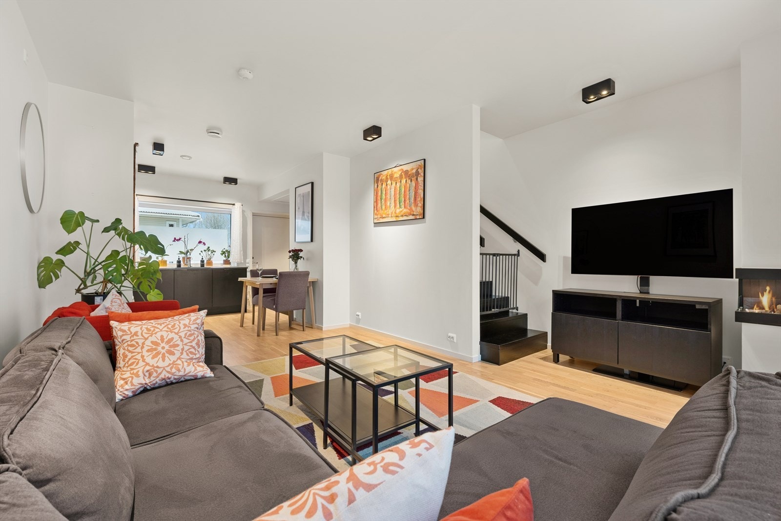 Eikeparkett på gulv og lyse vegger gir et stilrent preg, mens biopeis tilfører både atmosfære og ekstra komfort. Galleribilde