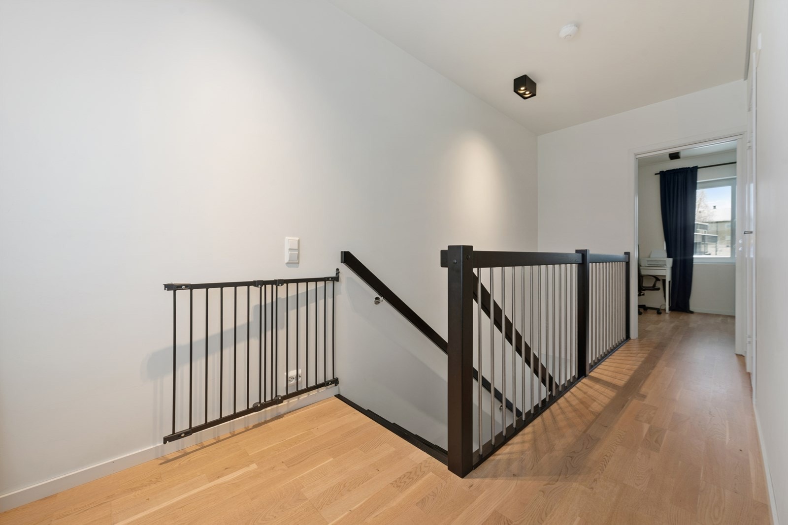 Gangen i 2. etasje med parkettgulv og slette malte vegger. Galleribilde