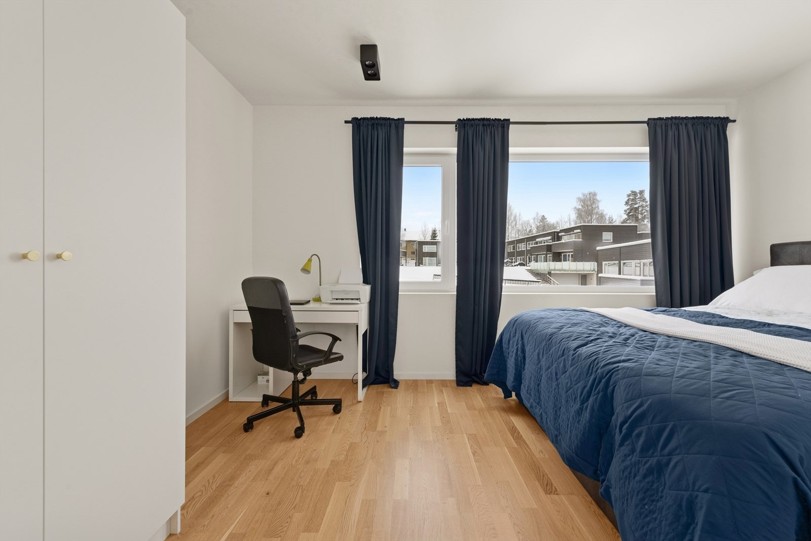 Hovedsoverommet er romslig med plass til både garderobe og skrivepult. Galleribilde