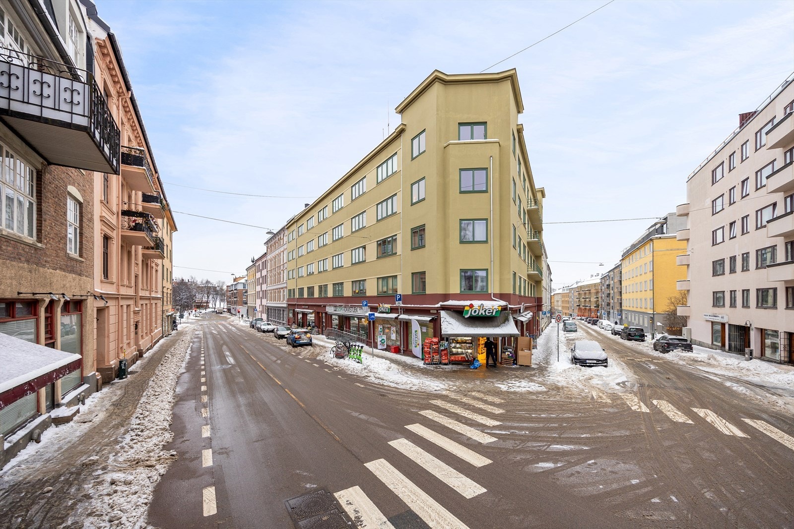 Her vil du bo i et rolig og pent nabolag. Fasaden er pusset og malt i 2022. Galleribilde