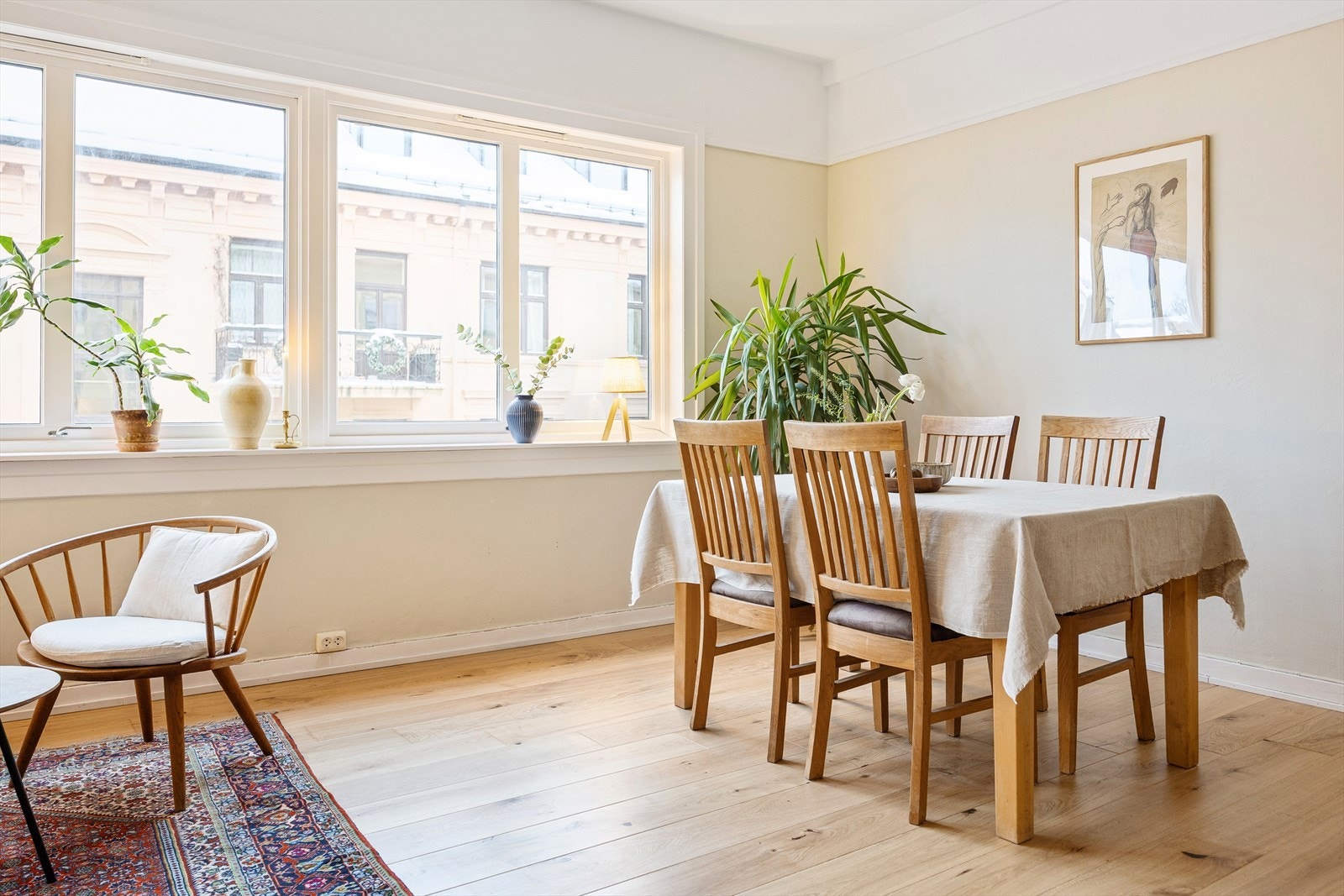 En stilfull og gjennomført 3-roms leilighet med god takhøyde og store vindusflater (nye vinduer fra 2010). Galleribilde