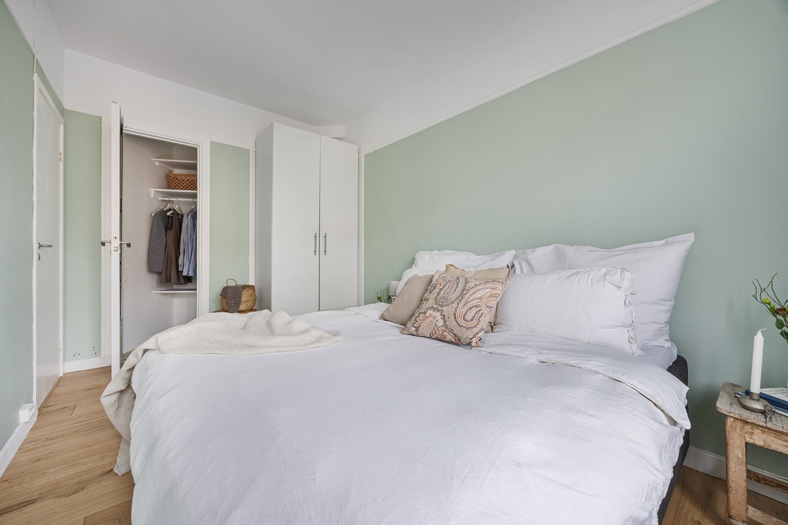 Nyere parkettgulv på begge soverom og stue Galleribilde