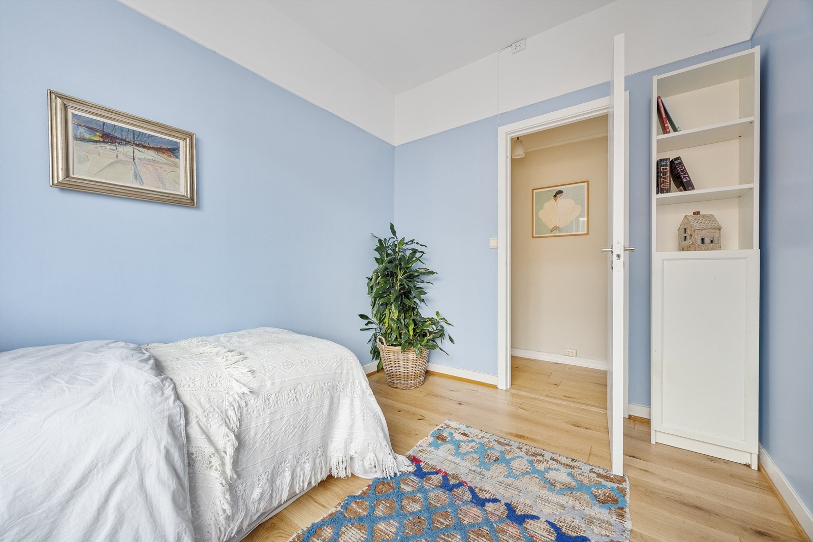 Romslig soverom med parkett gulv Galleribilde