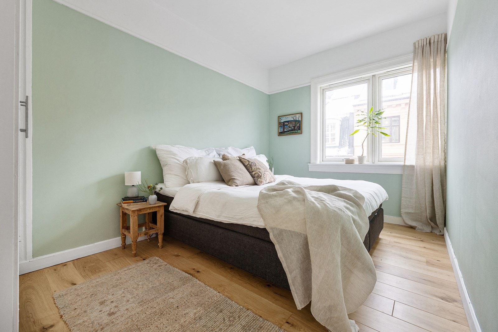 Stort soverom med god plass til dobbeltseng Galleribilde