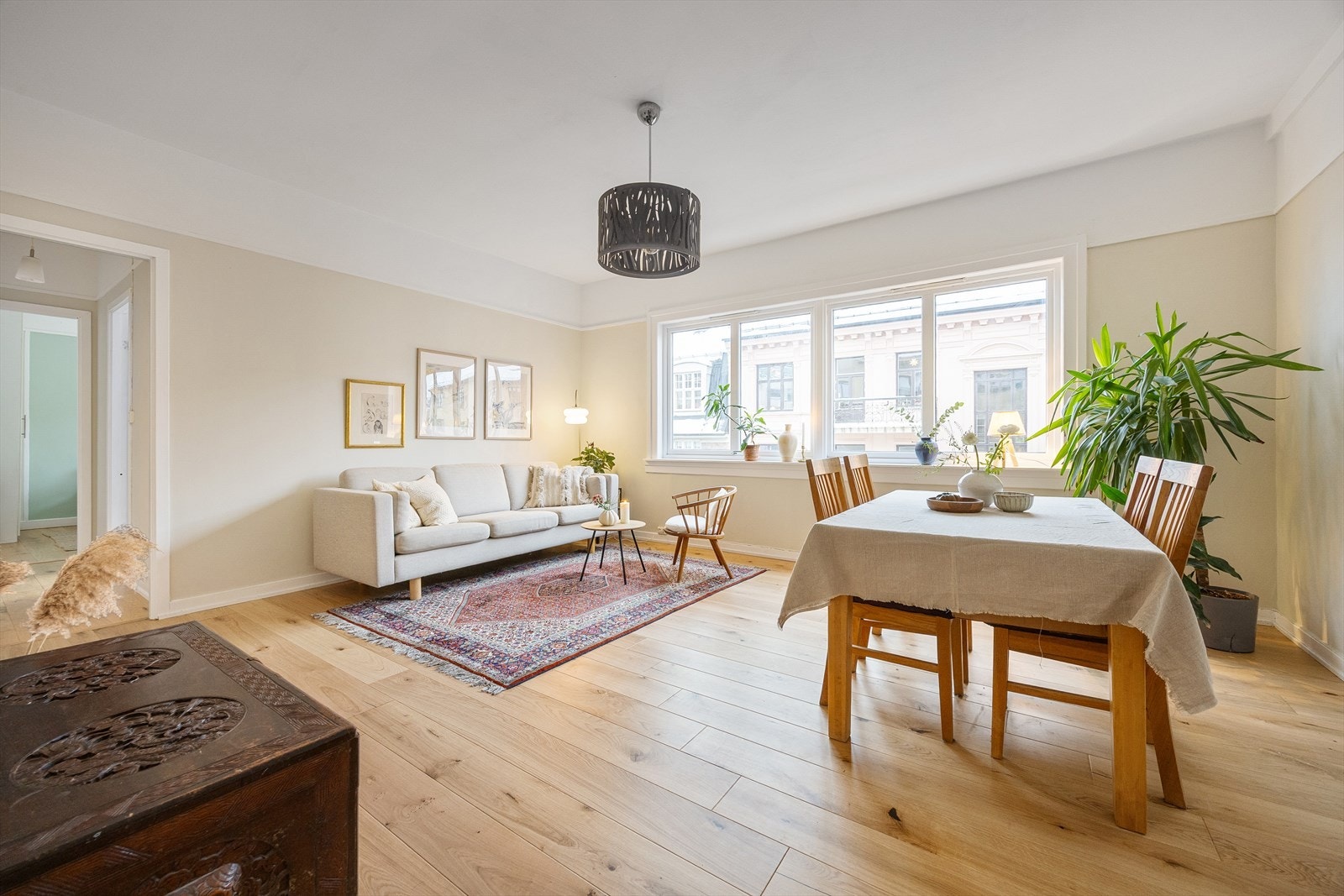 Delikat fargepalett, moderne gulv og god plass til både sofagruppe og spisebord. Galleribilde