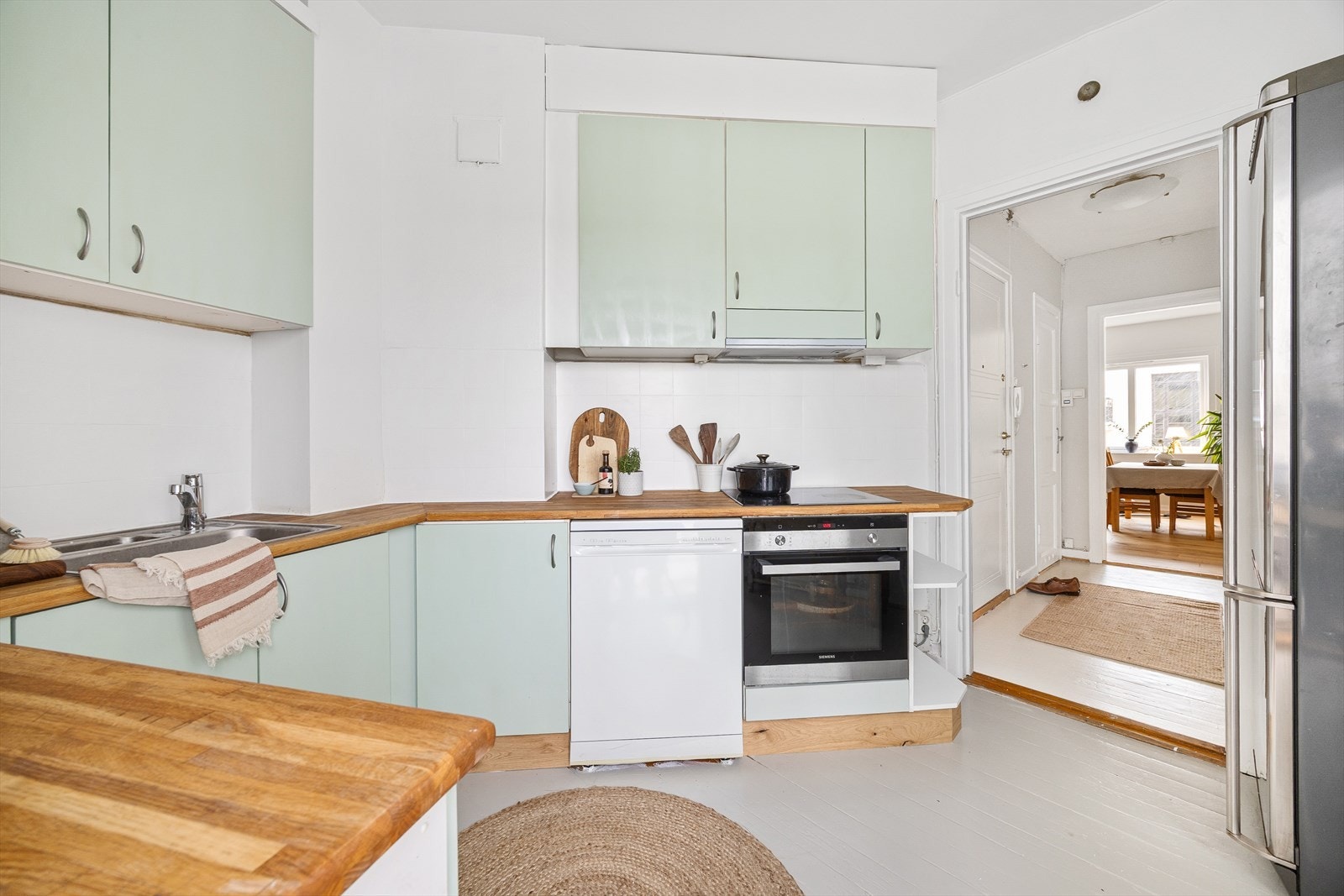 Kjøkkenet disponerer nedsenket vaskekum og frittstående hvitevarer Galleribilde