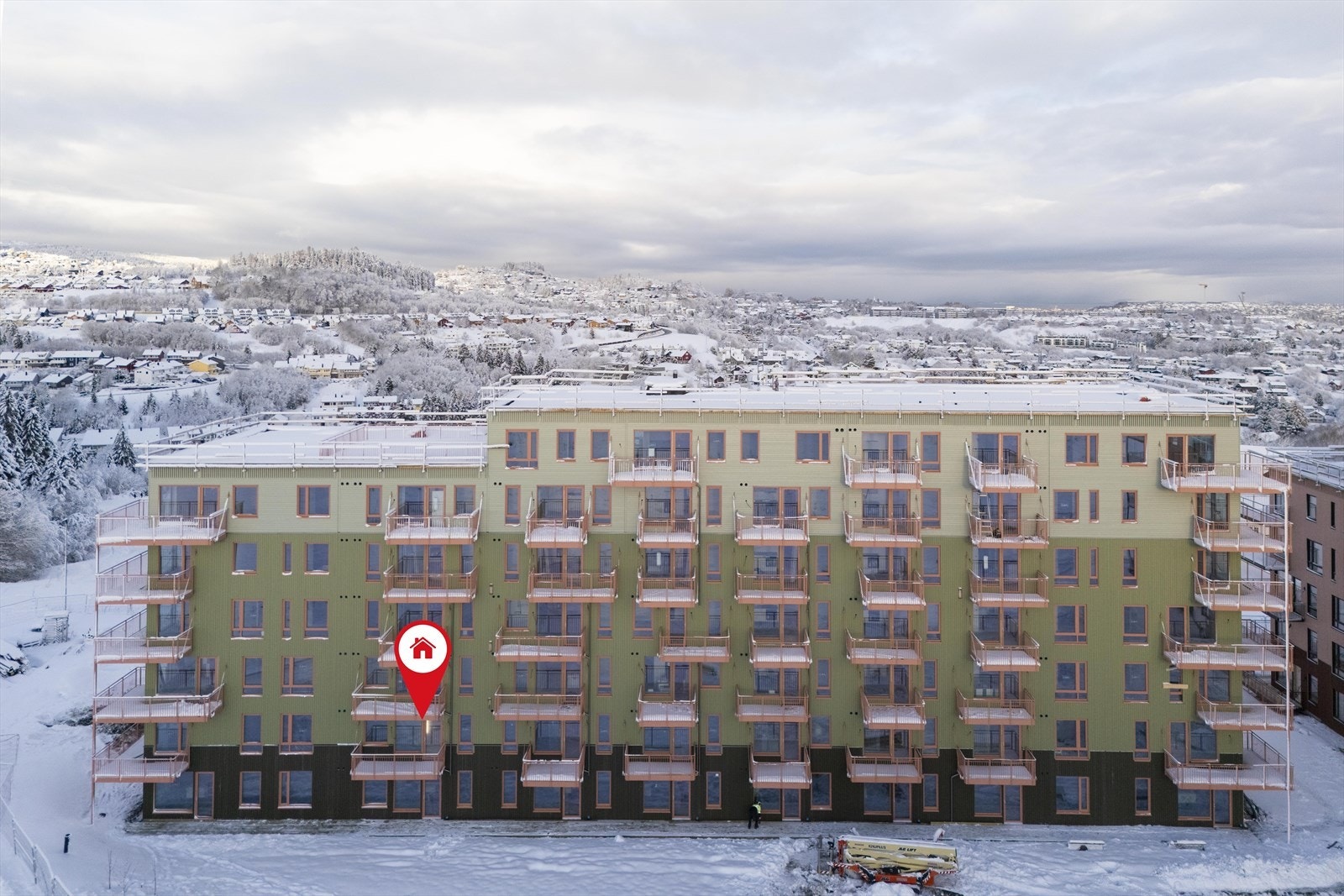 Leiligheten ligger i 2.etg., vendt ut mot felles parkanlegg. Balkongen er sørvendt. Galleribilde