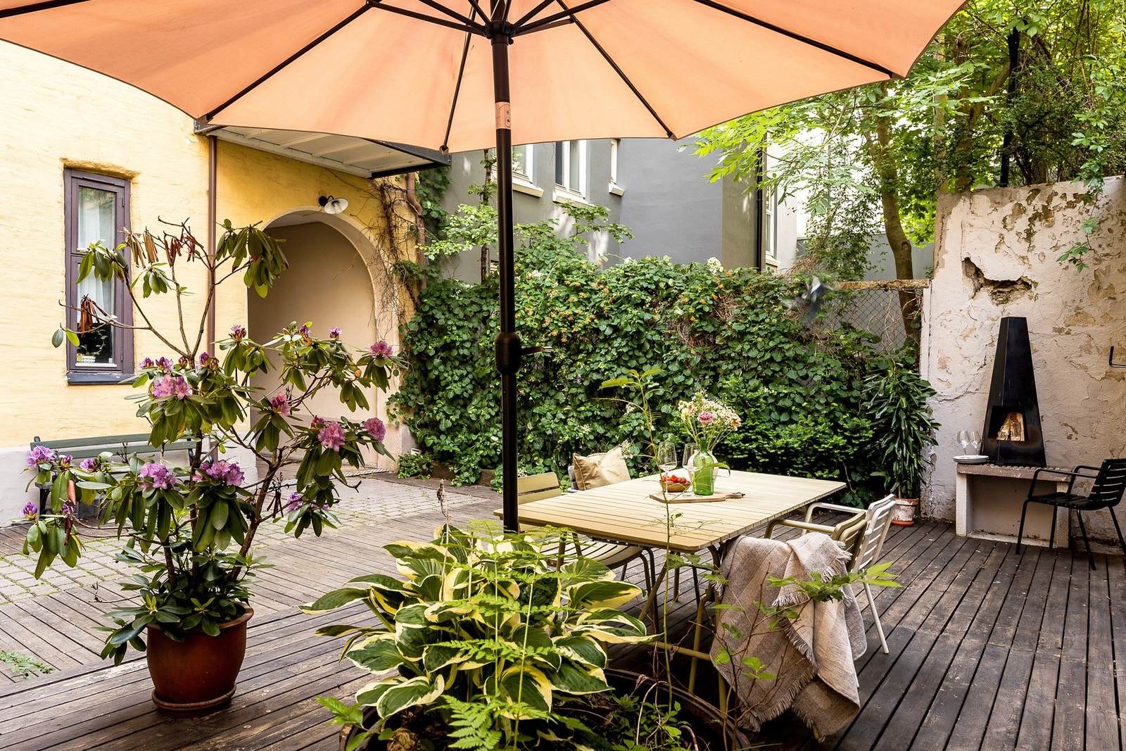 Terrassen i bakgården er utstyrt med sitteplasser og grillplass for beboerne. Galleribilde