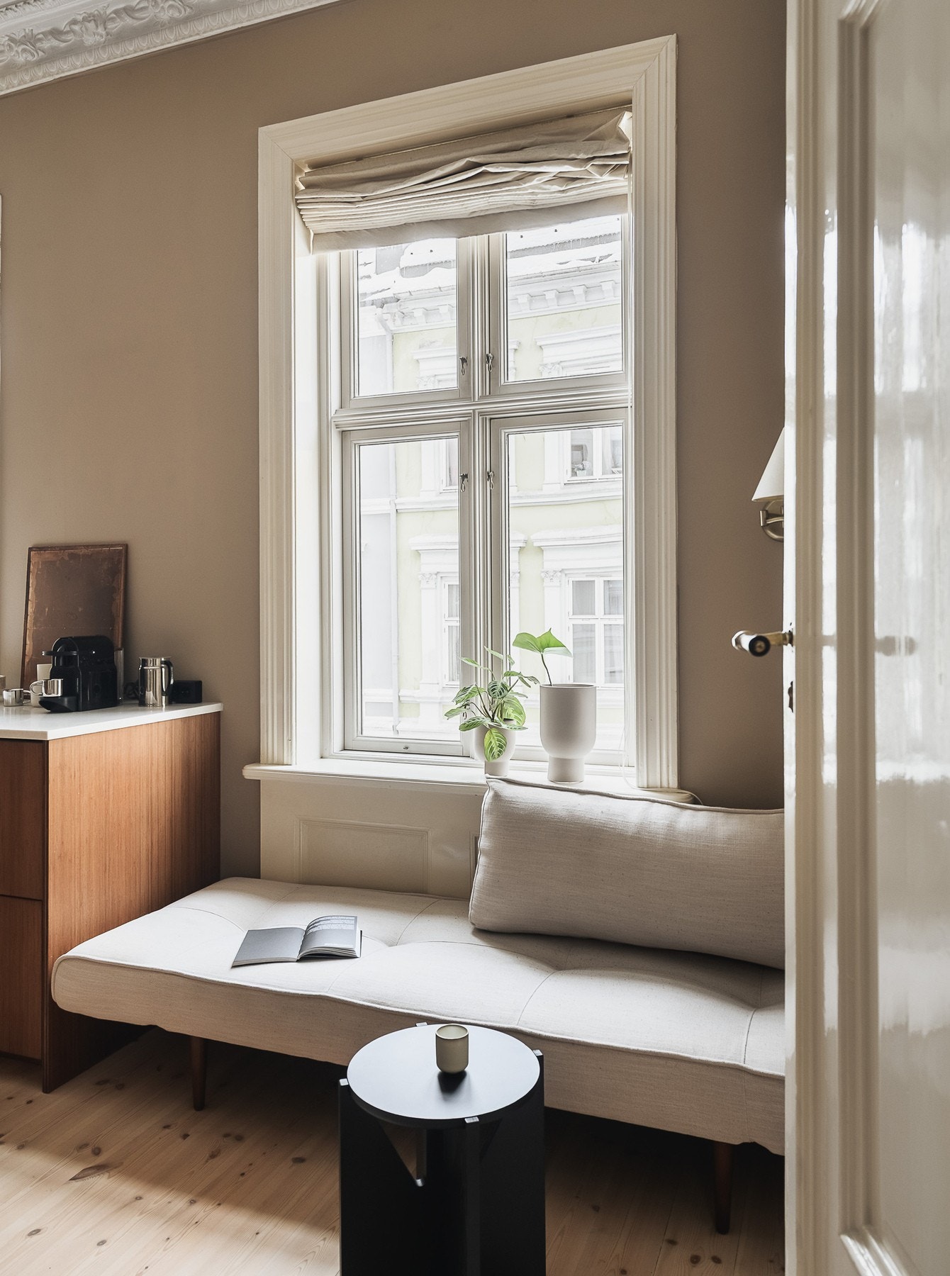 Vinduspost: Nisje med plass til daybed i forlengelsen av kjøkkenet. Galleribilde